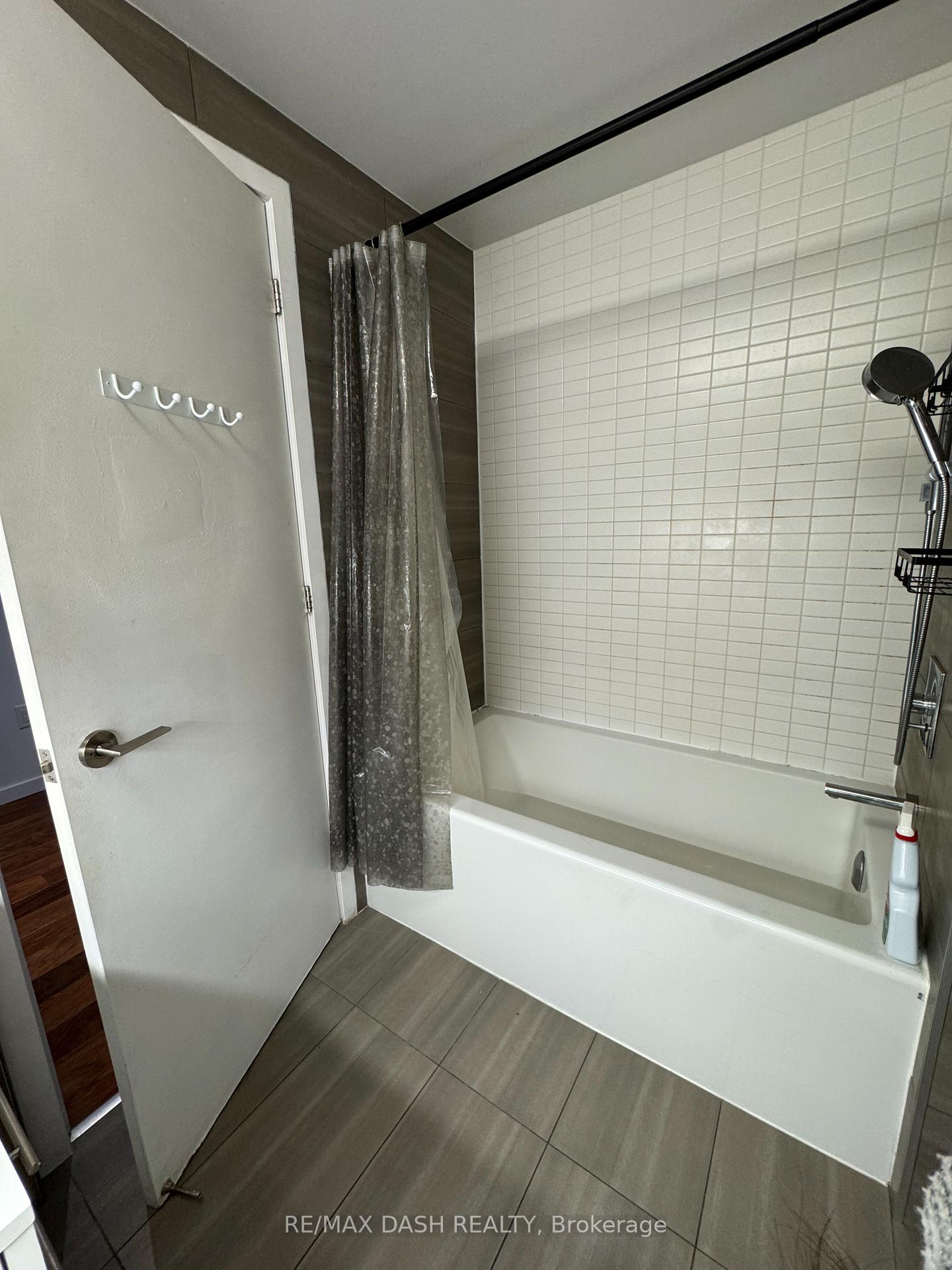 Photo 6 of Unit 802, 32 Trolley Crescent, Toronto, Waterfront Communities — HOMEH