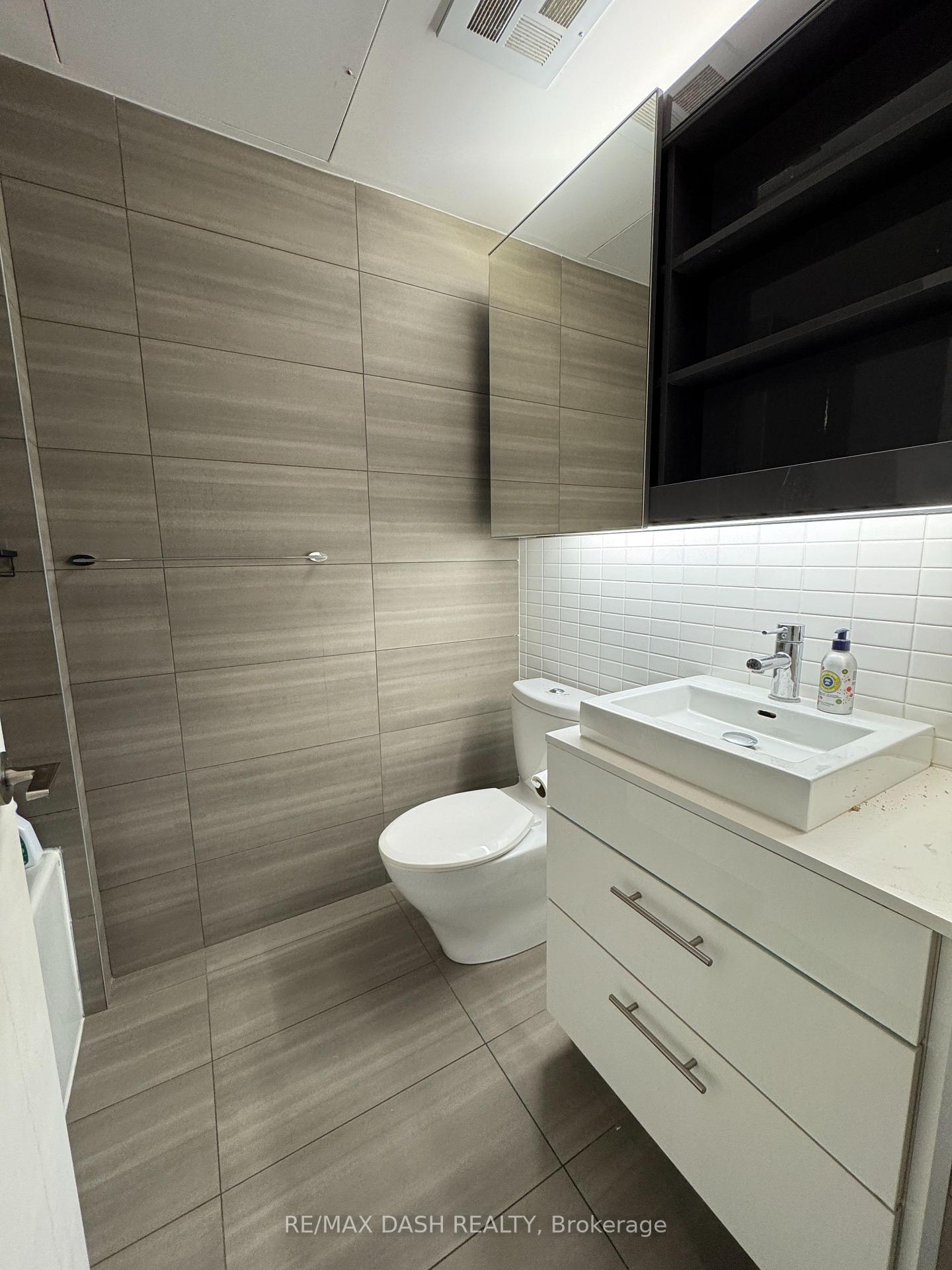 Photo 7 of Unit 802, 32 Trolley Crescent, Toronto, Waterfront Communities — HOMEH