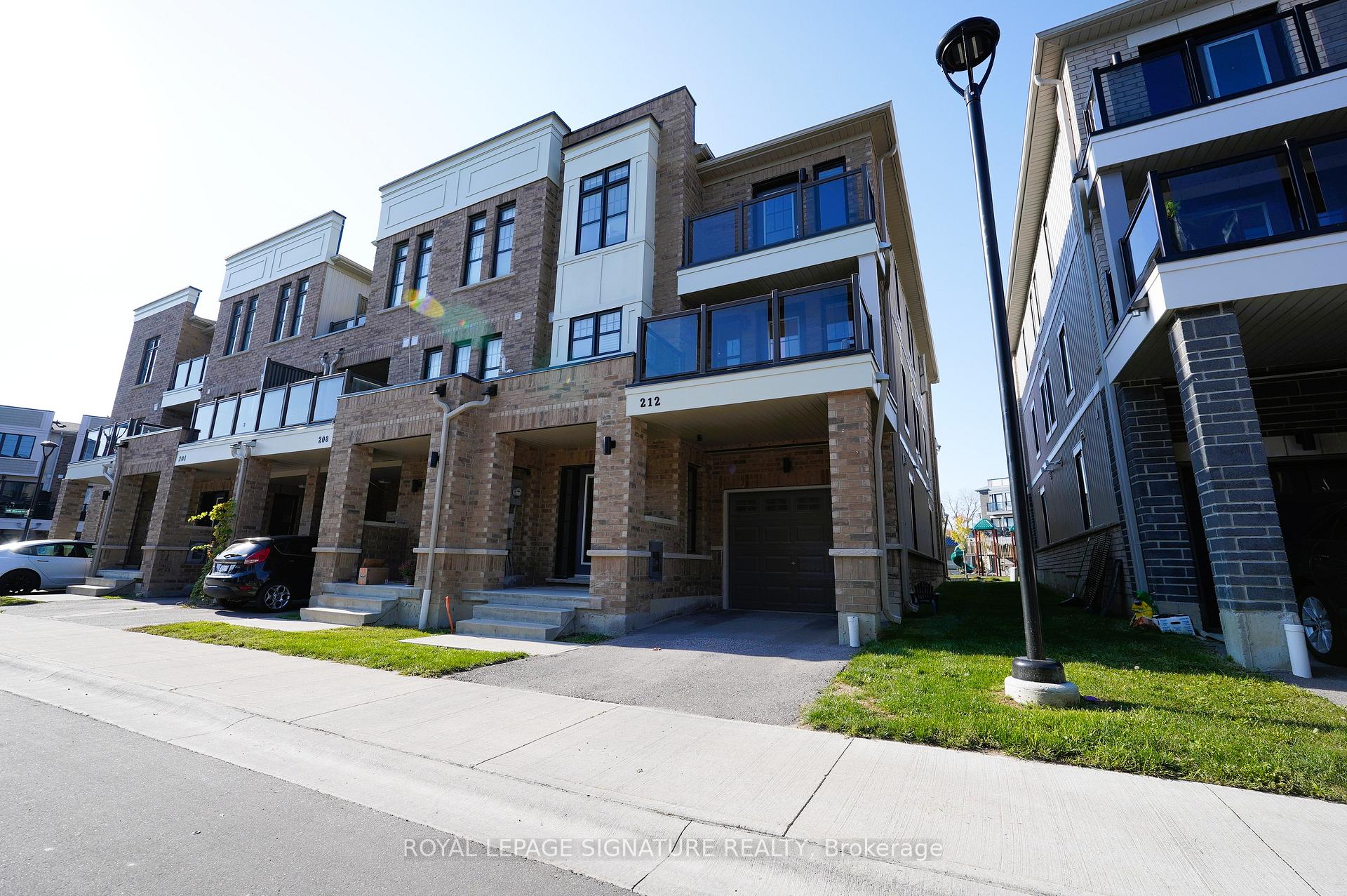Photo 3 of 212 Lord Elgin Lane, Clarington, Bowmanville — HOMEH