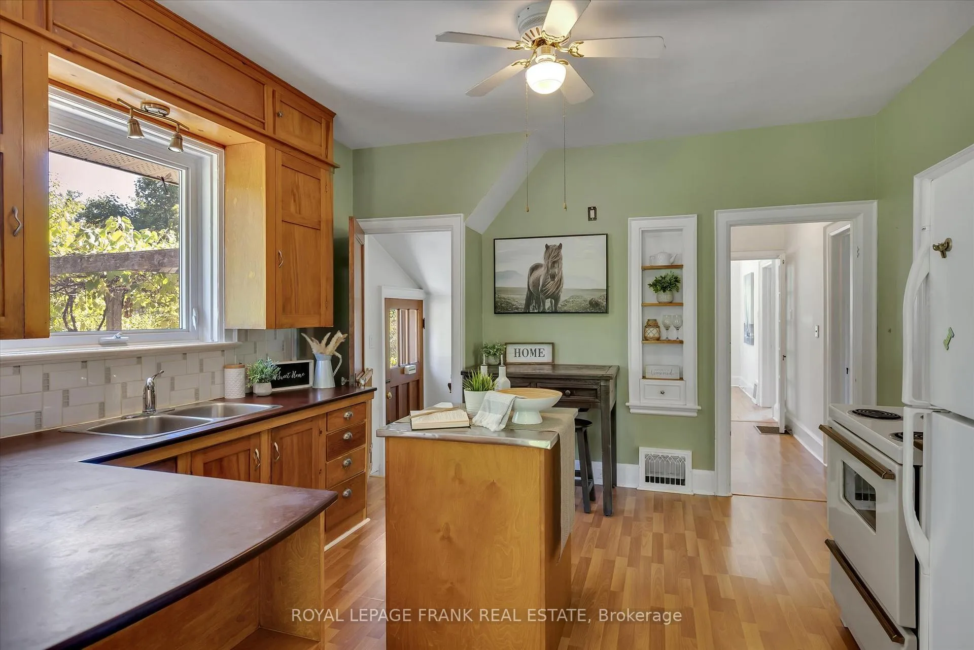 Photo 10 of 720 Bethune Street, Peterborough, Northcrest Ward 5 — HOMEH