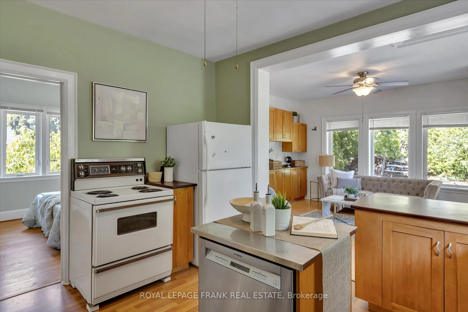 Photo 11 of 720 Bethune Street, Peterborough, Northcrest Ward 5 — HOMEH