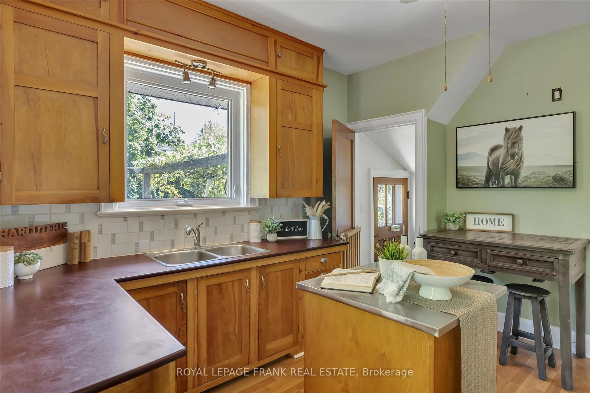Photo 12 of 720 Bethune Street, Peterborough, Northcrest Ward 5 — HOMEH