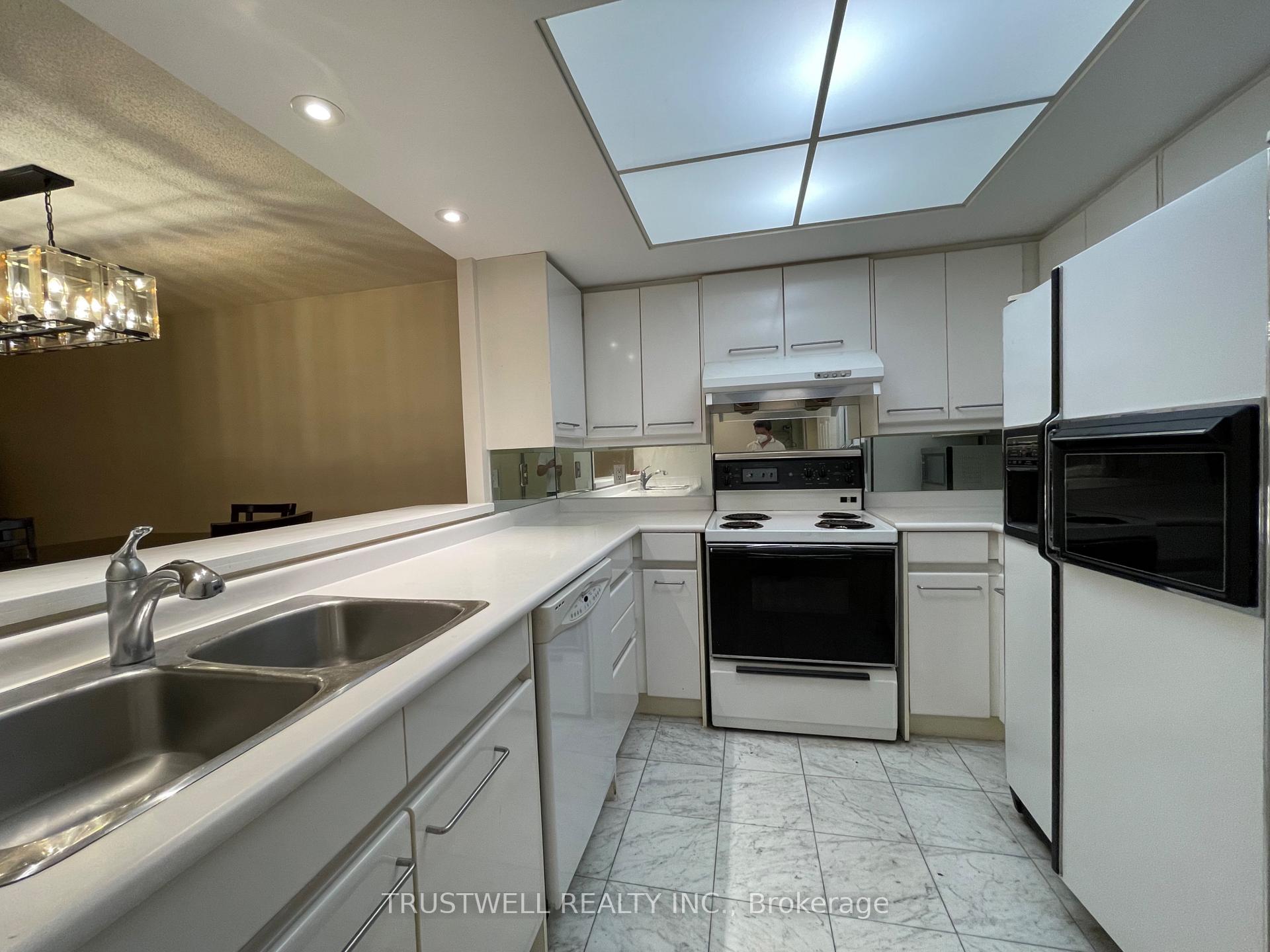 Photo 2 of Unit 902, 33 University Avenue, Toronto, Bay Street Corridor — HOMEH