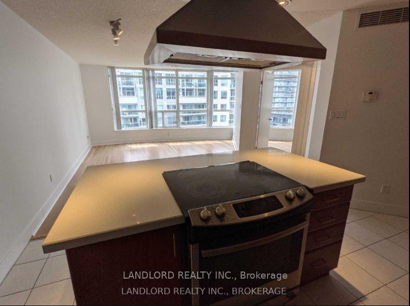 Photo 4 of Unit 1007, 550 Queens Quay W, Toronto, Waterfront Communities — HOMEH