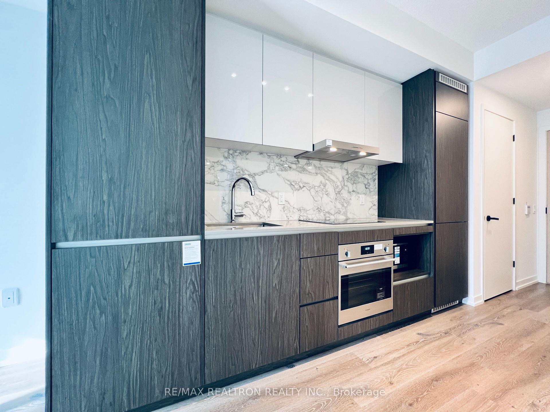 Photo 3 of Unit 2015, 28 Interchange Way, Vaughan, Vaughan Corporate Centre — HOMEH