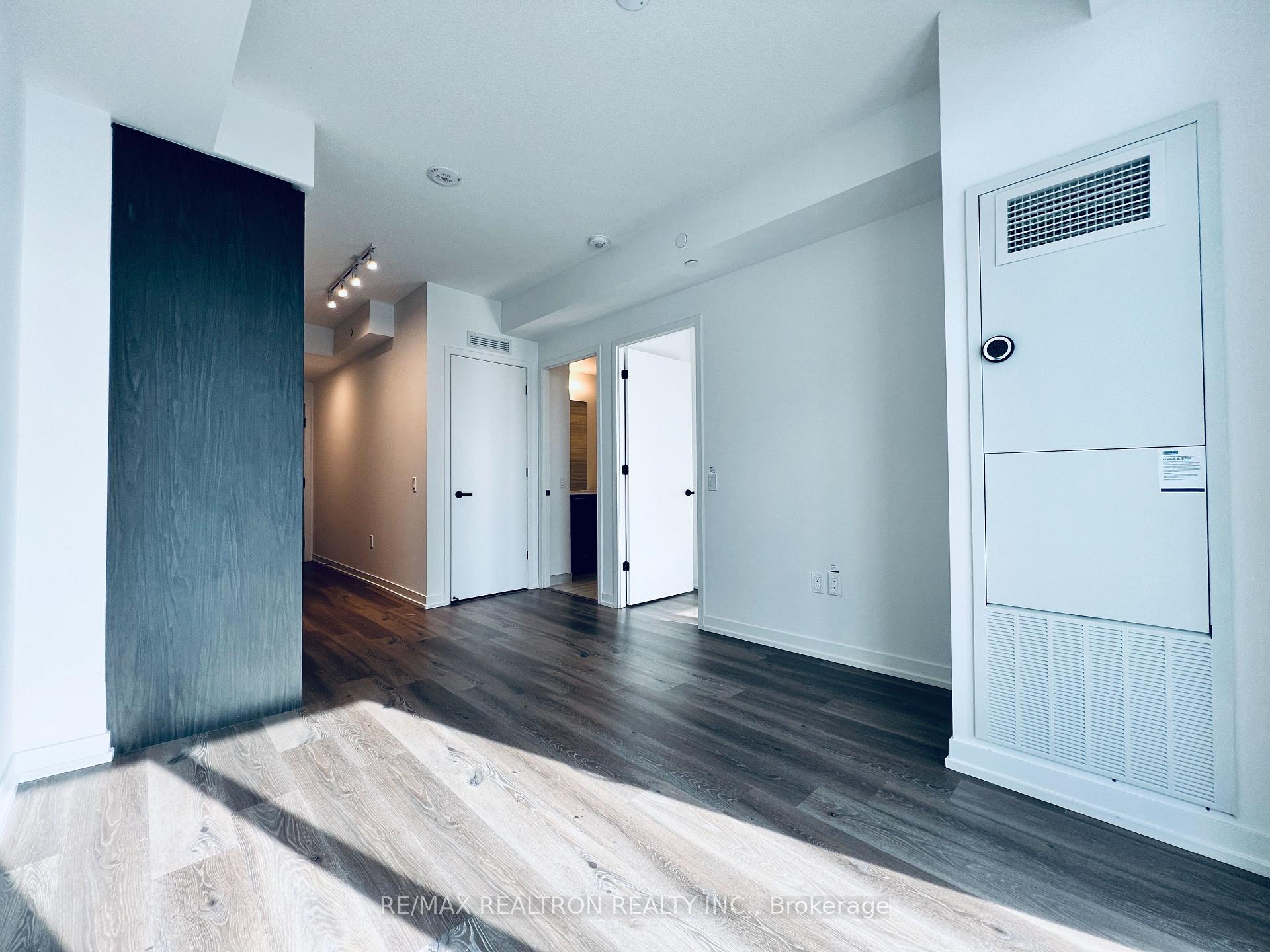 Photo 5 of Unit 2015, 28 Interchange Way, Vaughan, Vaughan Corporate Centre — HOMEH