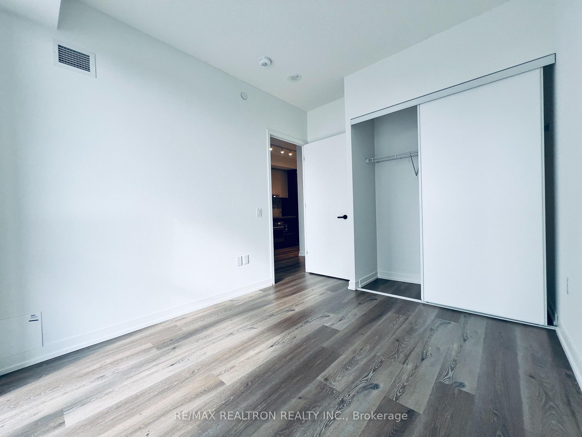 Photo 9 of Unit 2015, 28 Interchange Way, Vaughan, Vaughan Corporate Centre — HOMEH