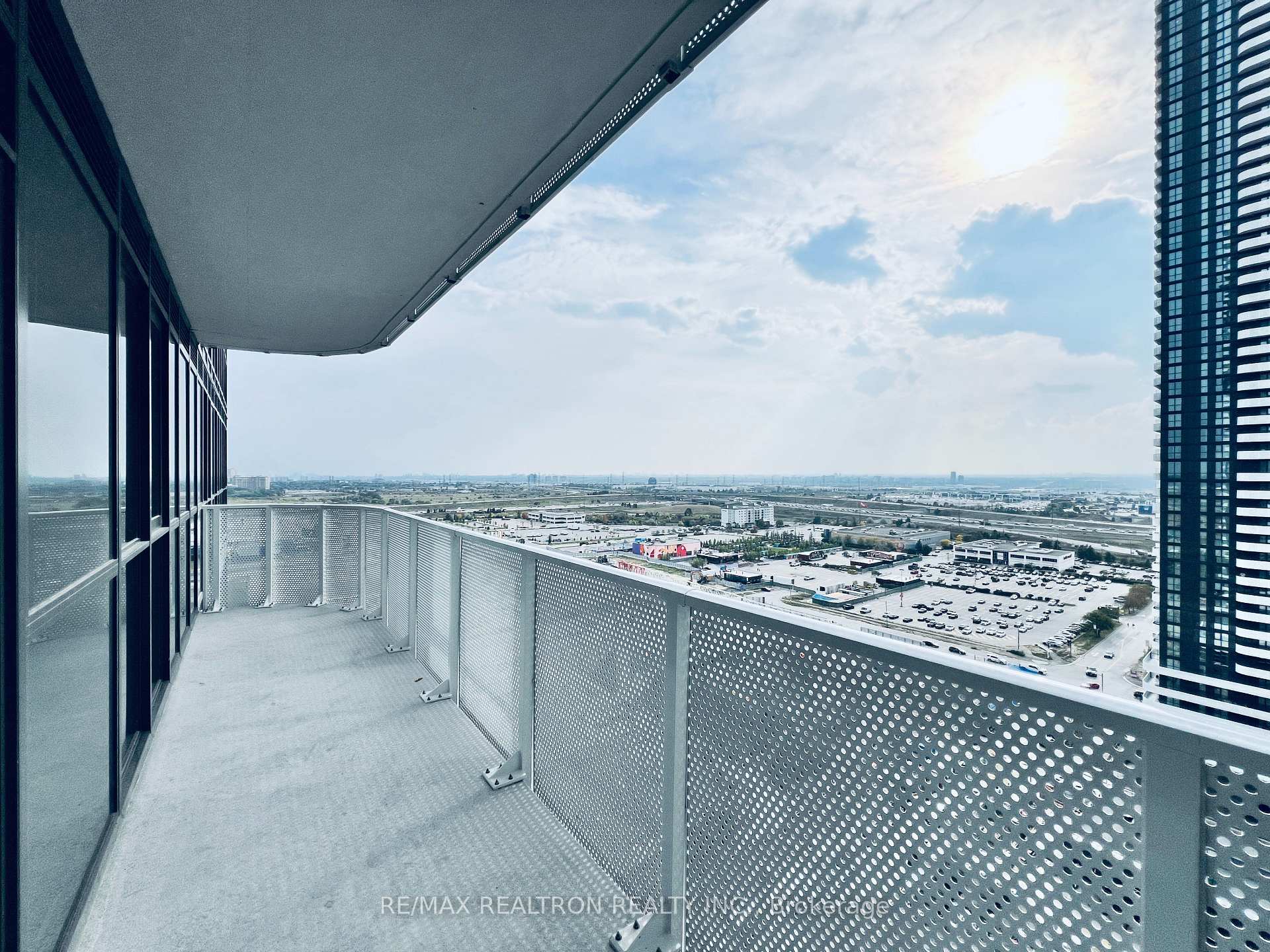 Photo 10 of Unit 2015, 28 Interchange Way, Vaughan, Vaughan Corporate Centre — HOMEH