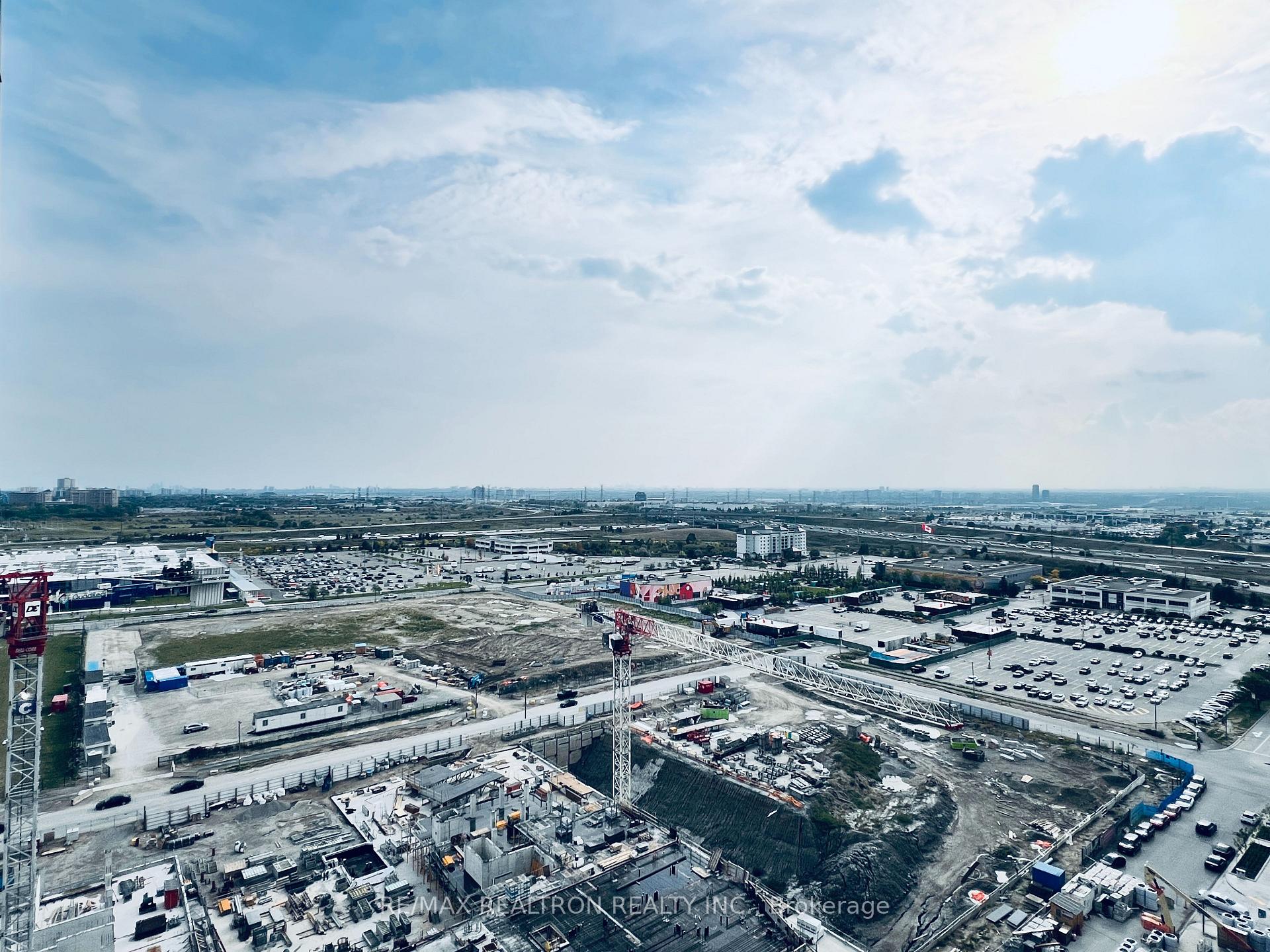Photo 11 of Unit 2015, 28 Interchange Way, Vaughan, Vaughan Corporate Centre — HOMEH