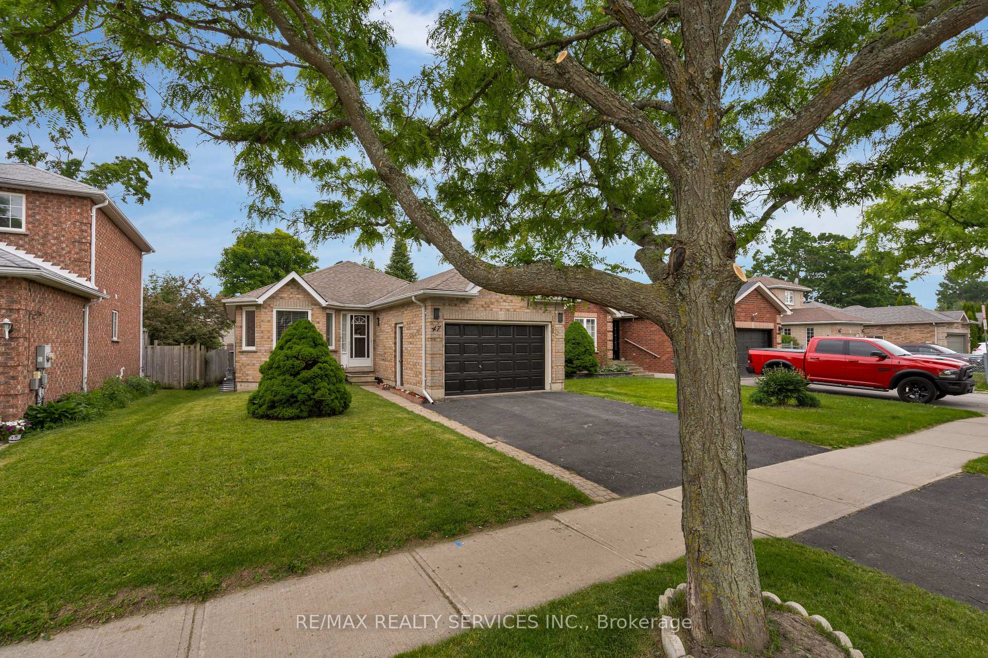 Photo 2 of 47 Sydenham Wells, Barrie, Georgian Drive — HOMEH
