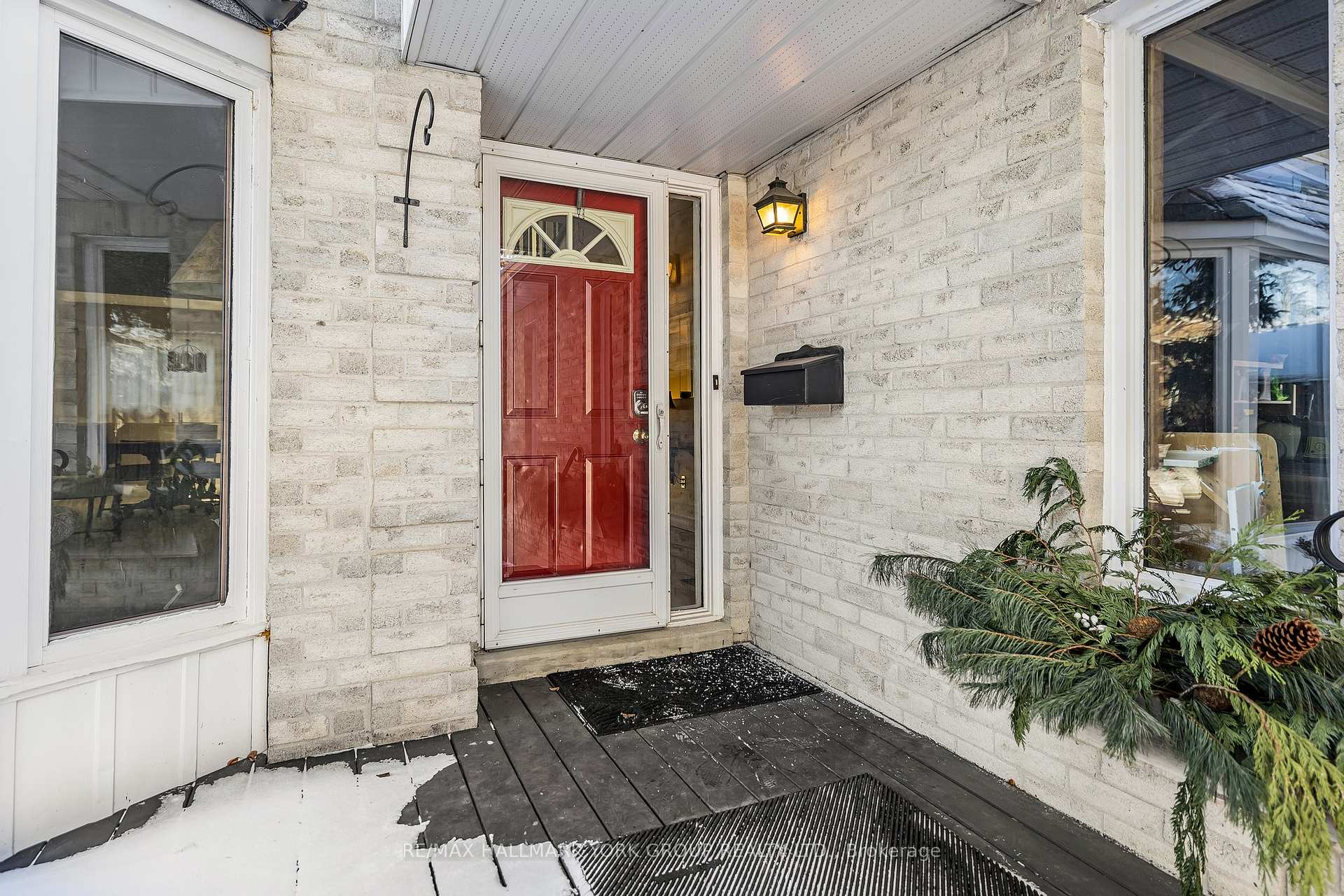 Photo 3 of 80 Autumn Way, Aurora, Aurora Heights — HOMEH