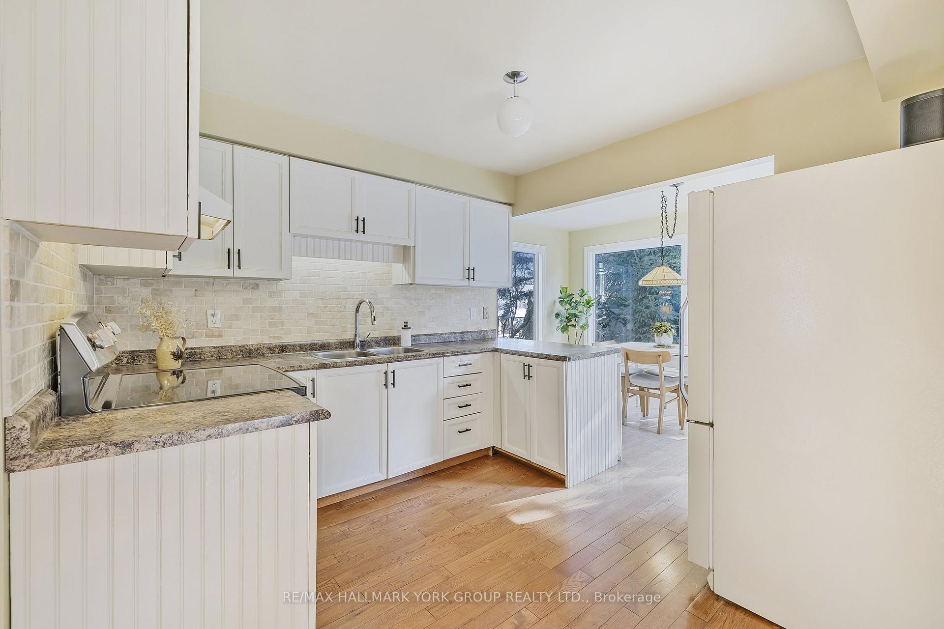 Photo 11 of 80 Autumn Way, Aurora, Aurora Heights — HOMEH