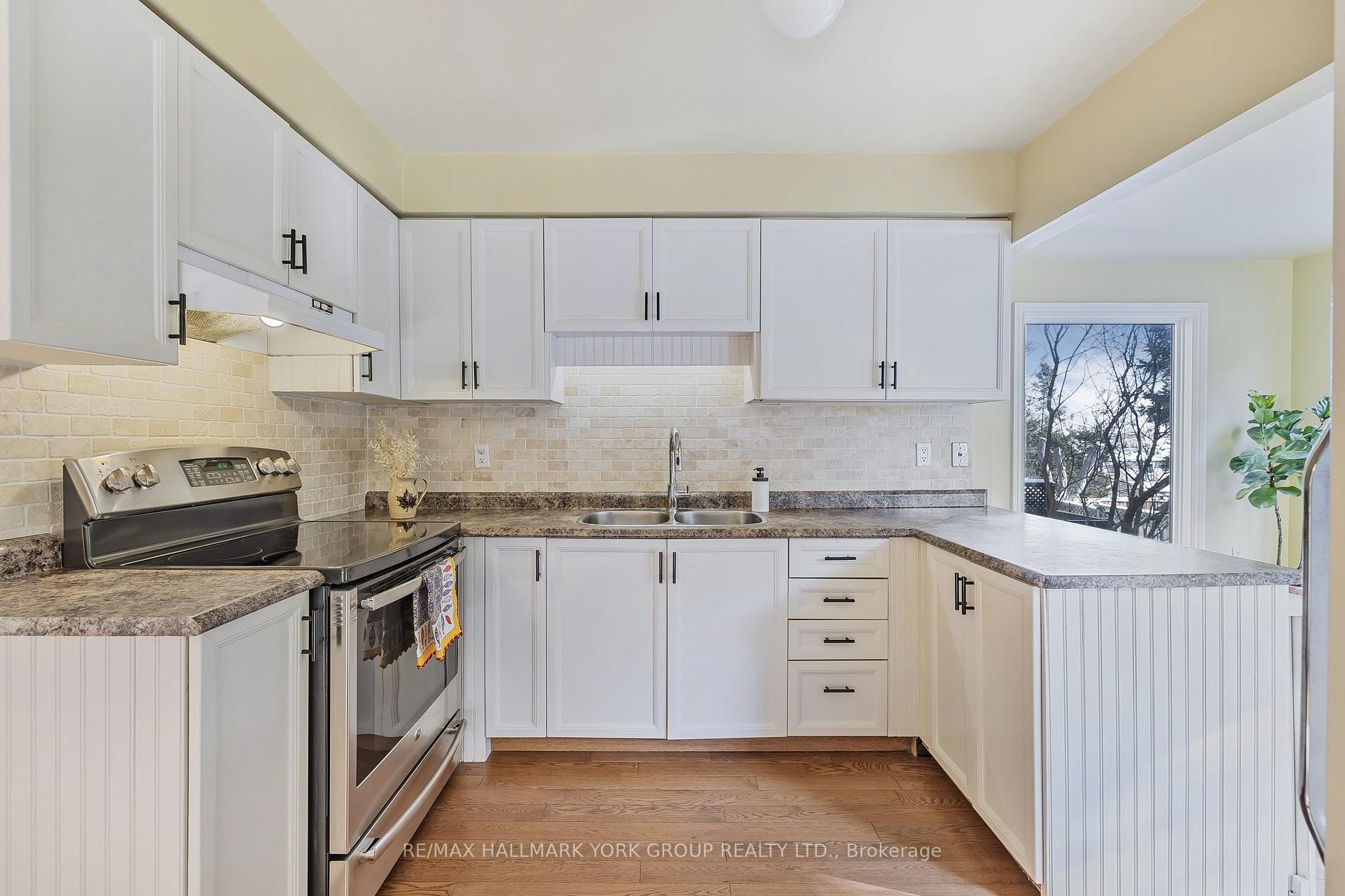Photo 12 of 80 Autumn Way, Aurora, Aurora Heights — HOMEH