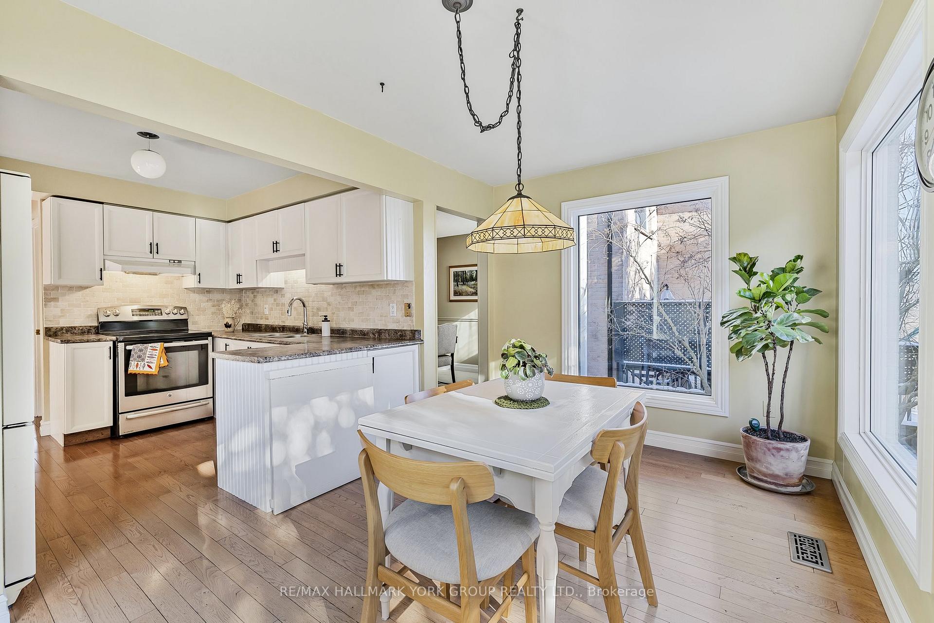Photo 13 of 80 Autumn Way, Aurora, Aurora Heights — HOMEH