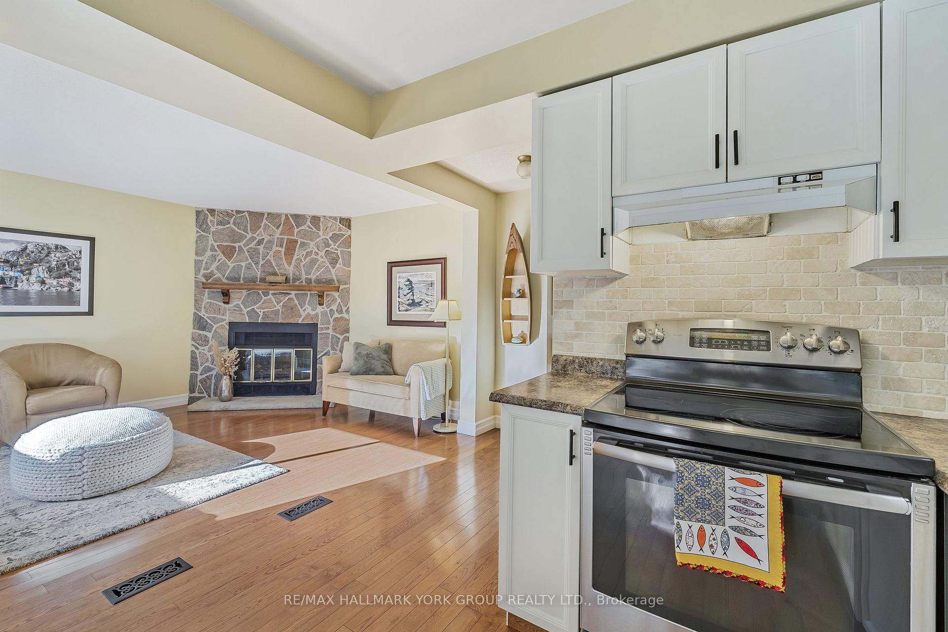 Photo 14 of 80 Autumn Way, Aurora, Aurora Heights — HOMEH