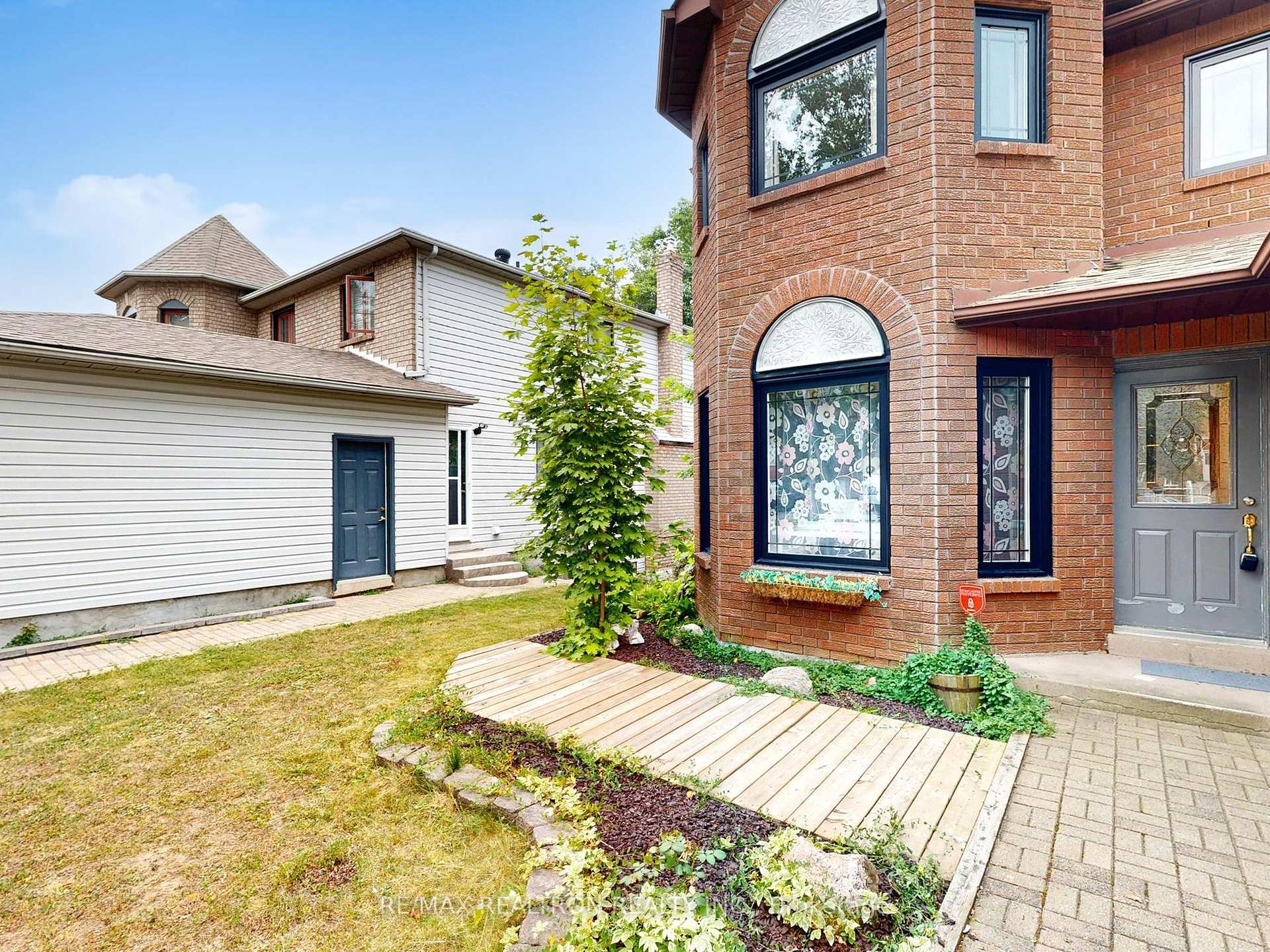 Photo 2 of Unit Main & 2nd Flr, 27 Moore Place, Barrie, Letitia Heights — HOMEH