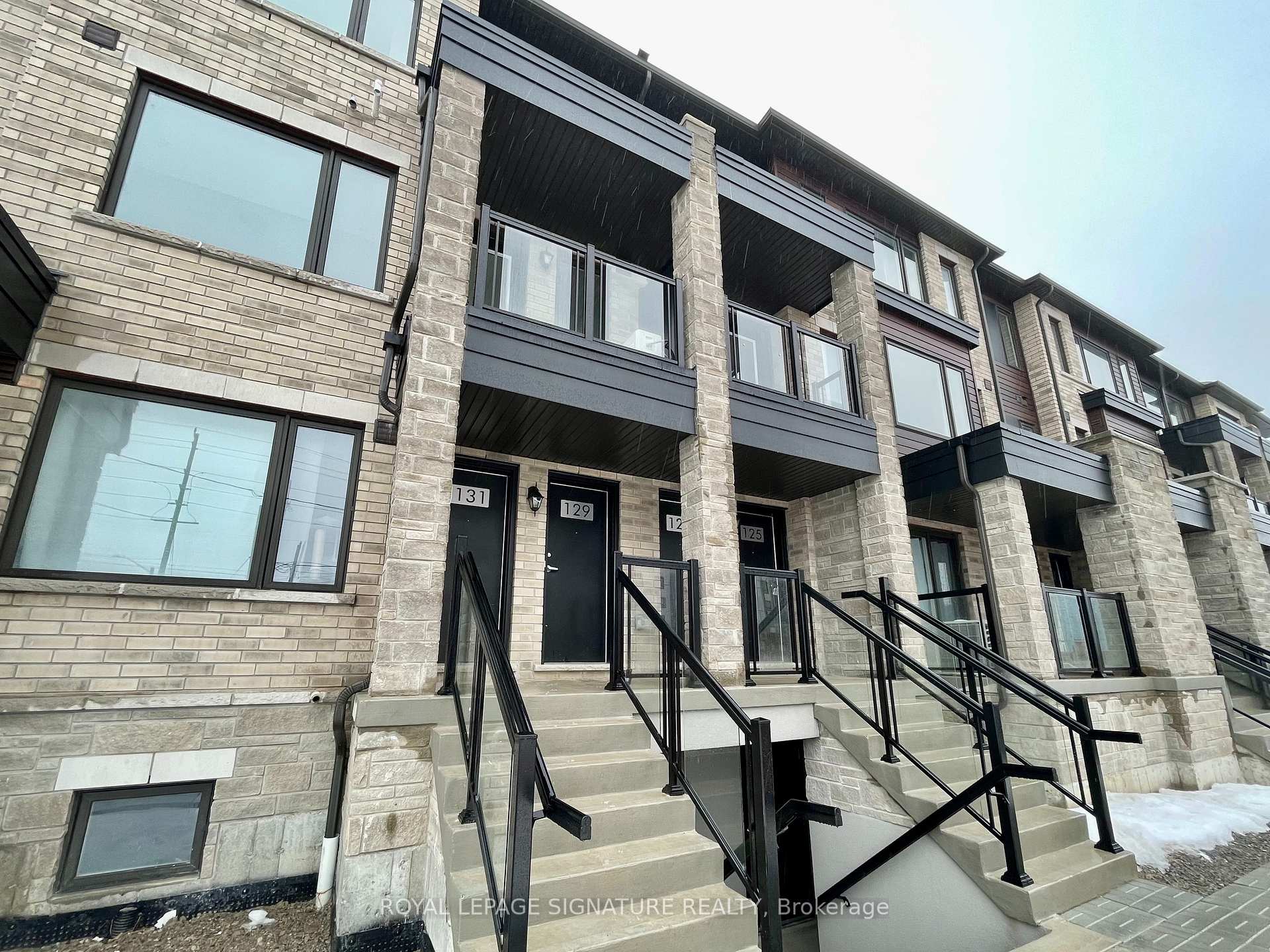 Photo 2 of Unit 3, 129 Appletree Lane, Barrie, Innis-Shore — HOMEH