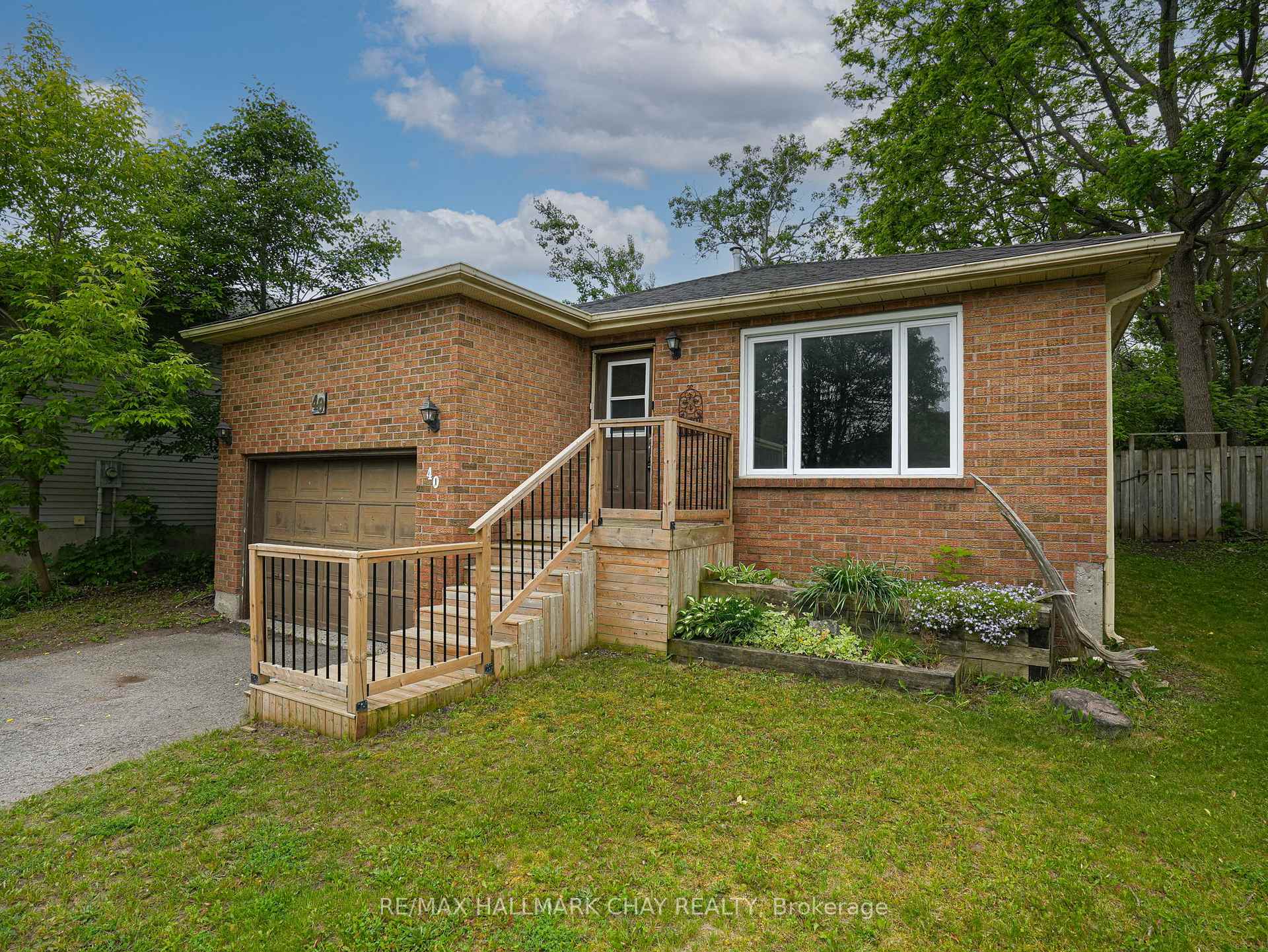 Photo 2 of 40 Engel Crescent, Barrie, Letitia Heights — HOMEH