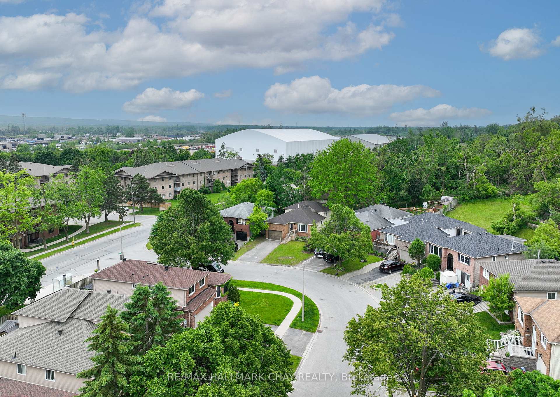 Photo 3 of 40 Engel Crescent, Barrie, Letitia Heights — HOMEH