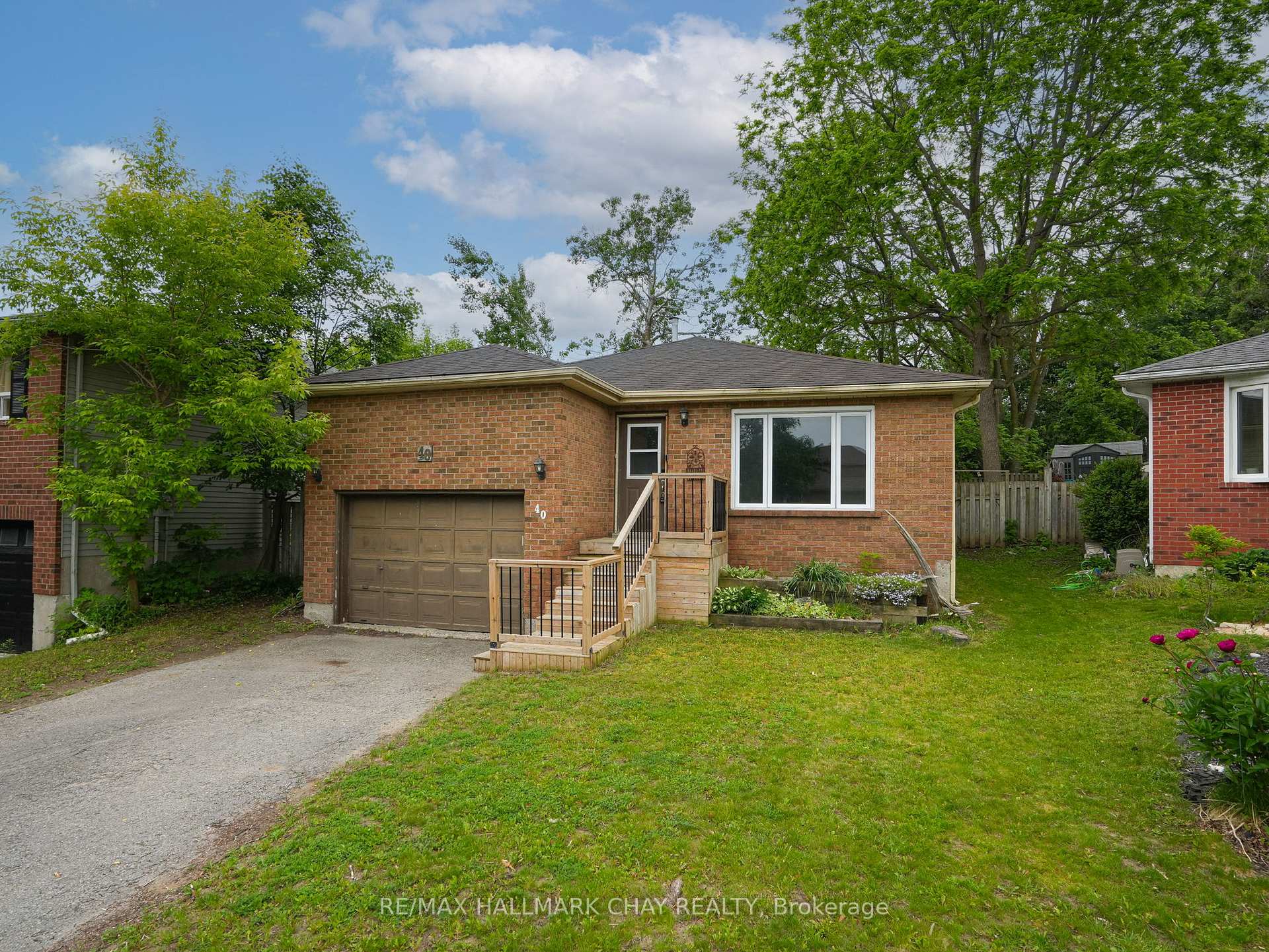 Photo 4 of 40 Engel Crescent, Barrie, Letitia Heights — HOMEH