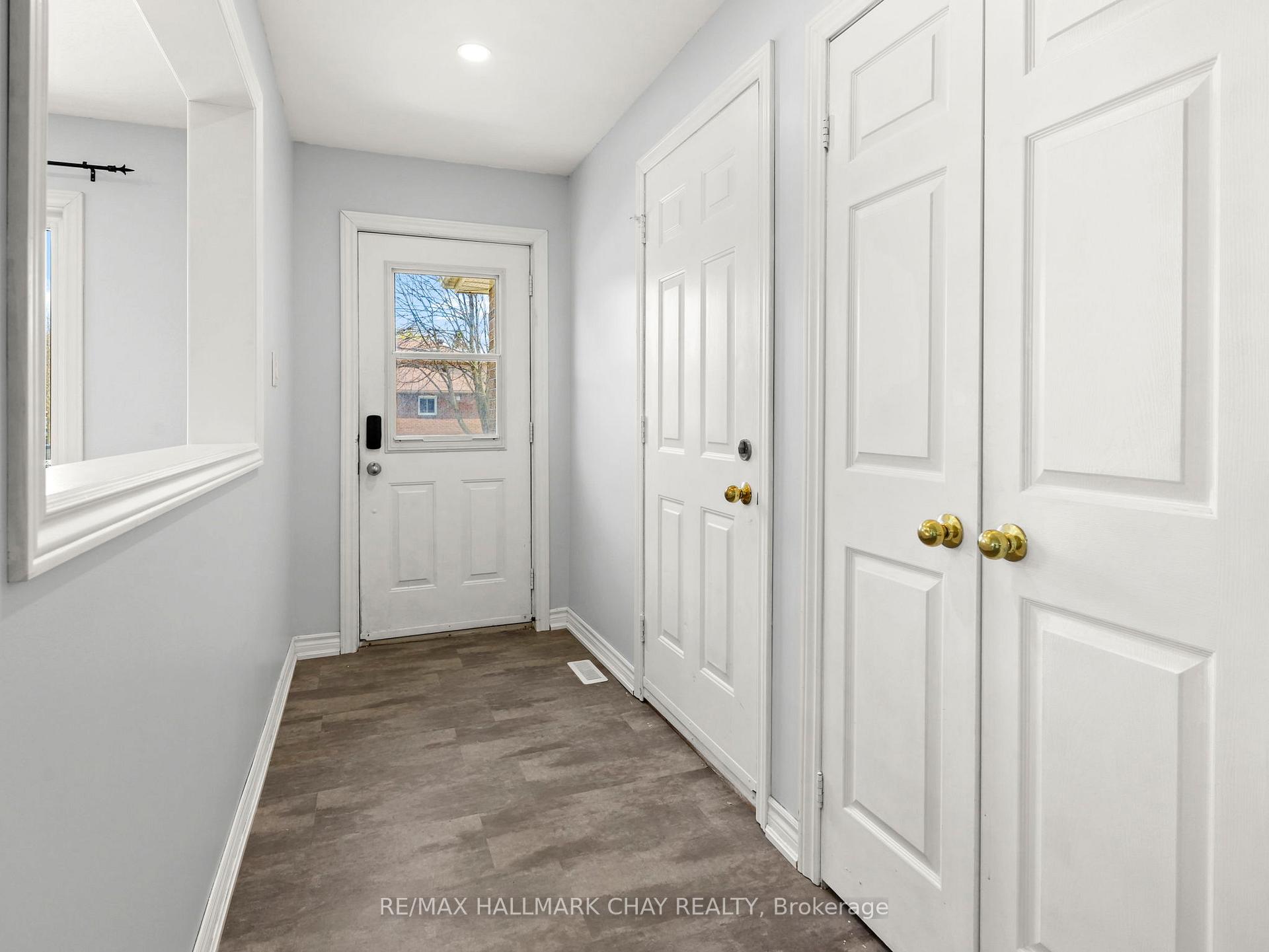 Photo 5 of 40 Engel Crescent, Barrie, Letitia Heights — HOMEH