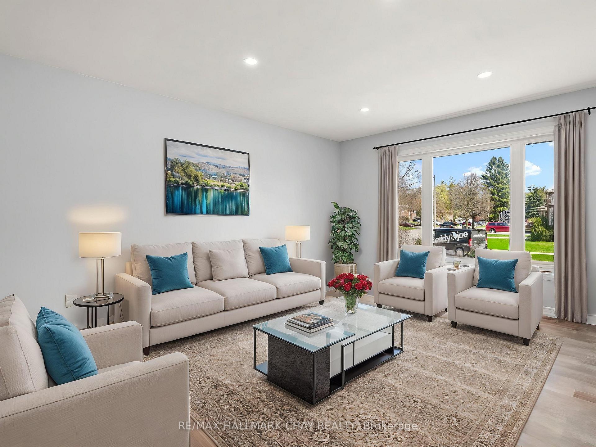 Photo 8 of 40 Engel Crescent, Barrie, Letitia Heights — HOMEH