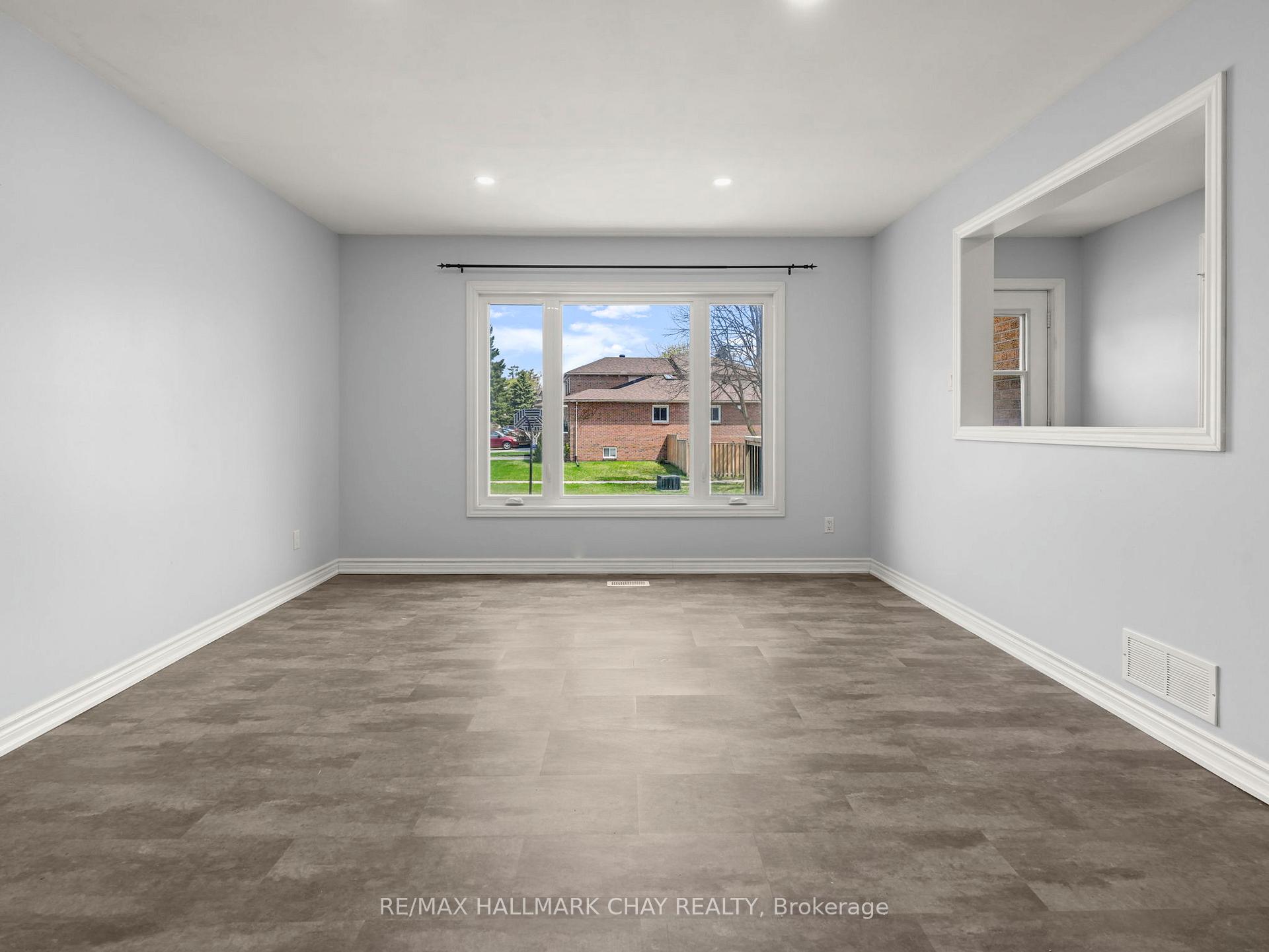 Photo 9 of 40 Engel Crescent, Barrie, Letitia Heights — HOMEH