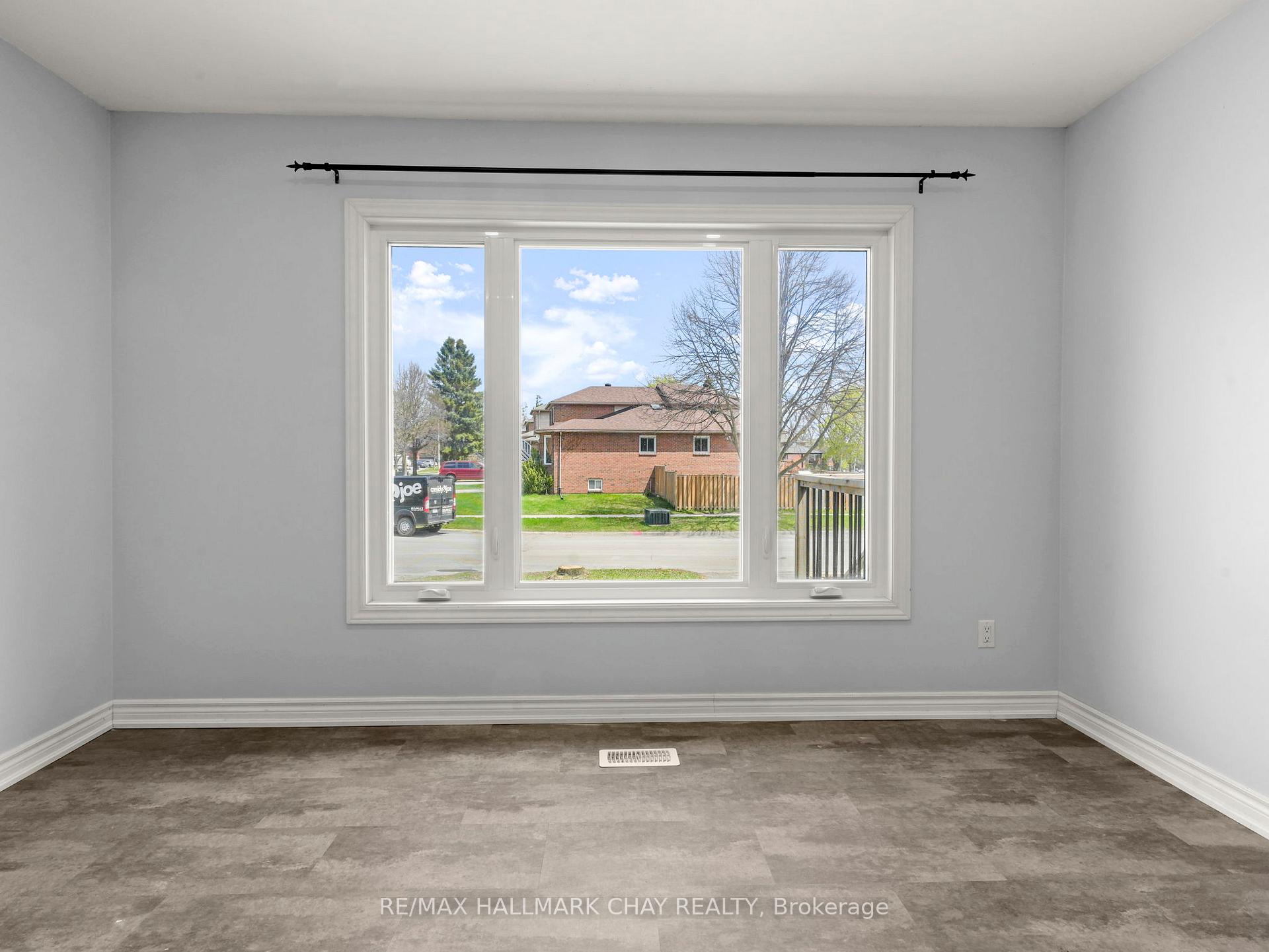 Photo 10 of 40 Engel Crescent, Barrie, Letitia Heights — HOMEH