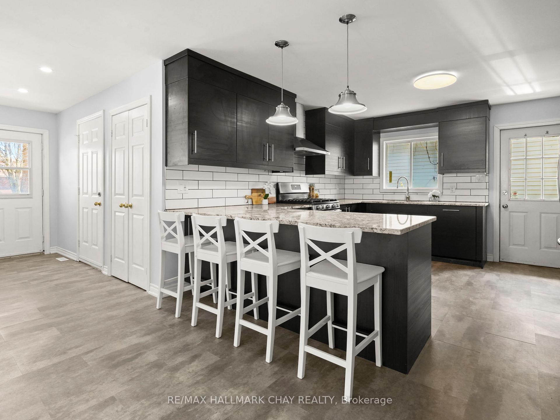Photo 11 of 40 Engel Crescent, Barrie, Letitia Heights — HOMEH
