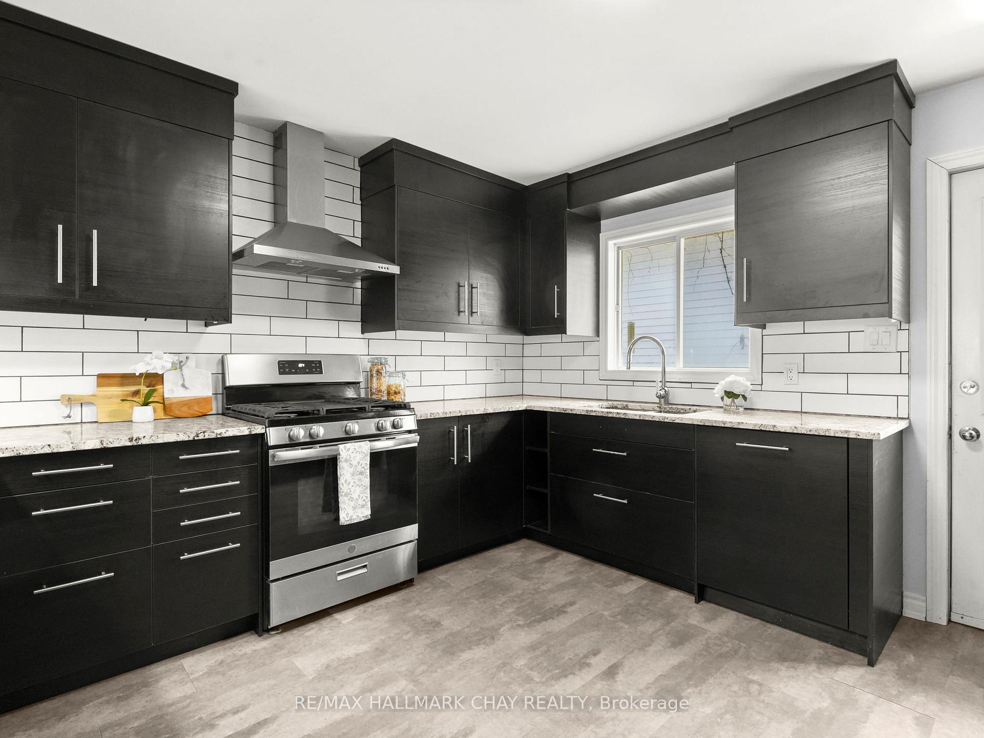 Photo 13 of 40 Engel Crescent, Barrie, Letitia Heights — HOMEH