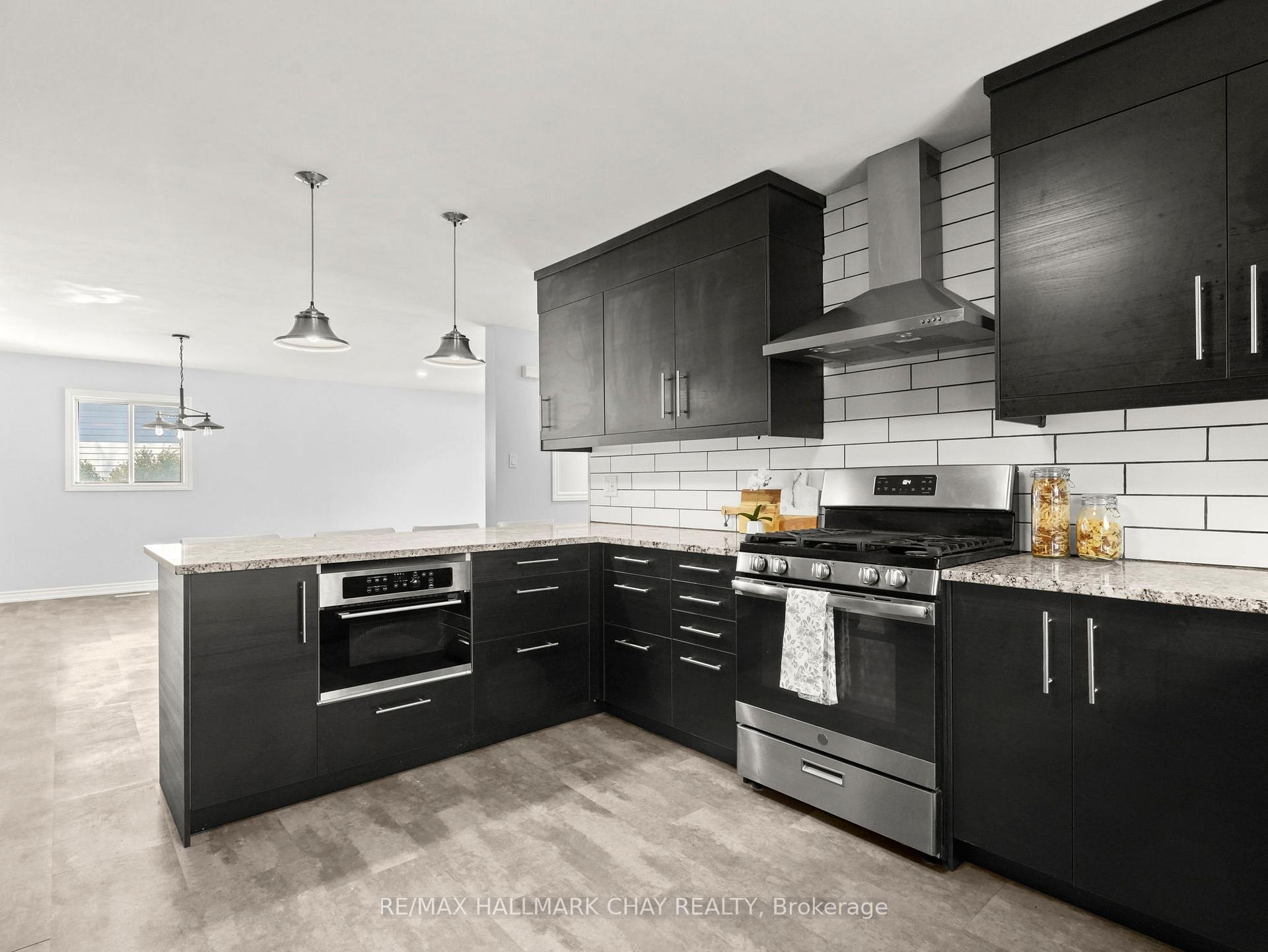 Photo 14 of 40 Engel Crescent, Barrie, Letitia Heights — HOMEH