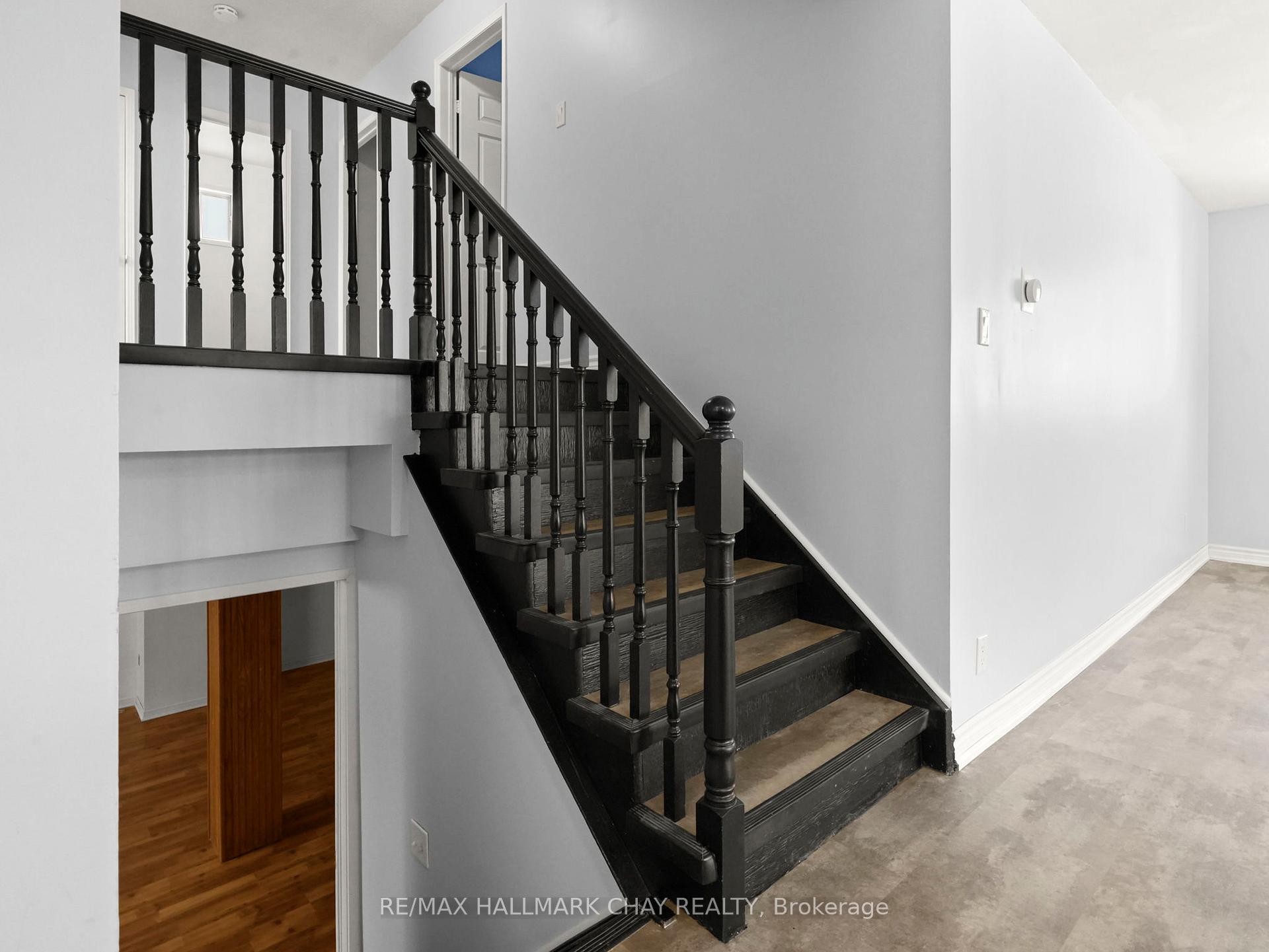 Photo 17 of 40 Engel Crescent, Barrie, Letitia Heights — HOMEH