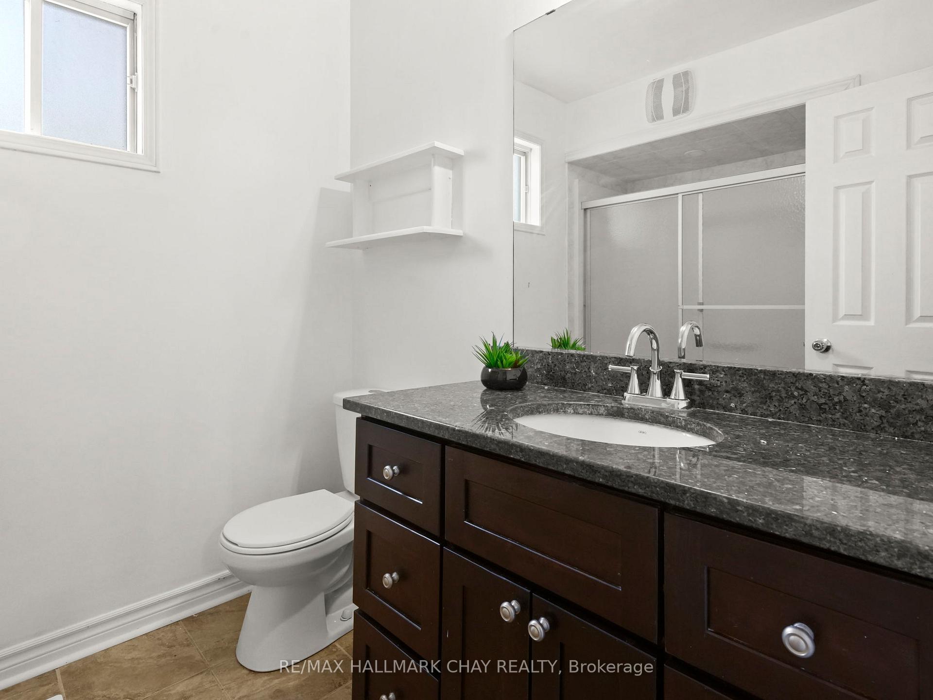 Photo 19 of 40 Engel Crescent, Barrie, Letitia Heights — HOMEH