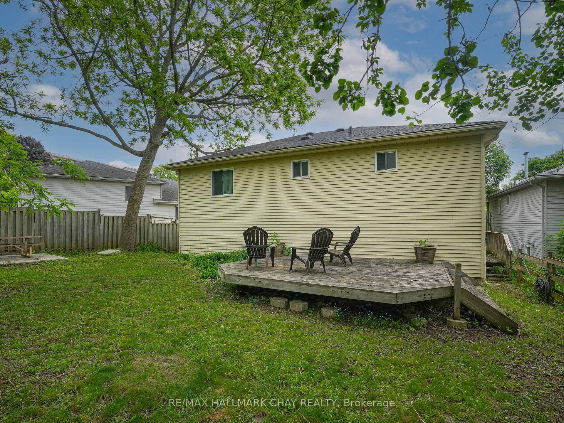Photo 28 of 40 Engel Crescent, Barrie, Letitia Heights — HOMEH