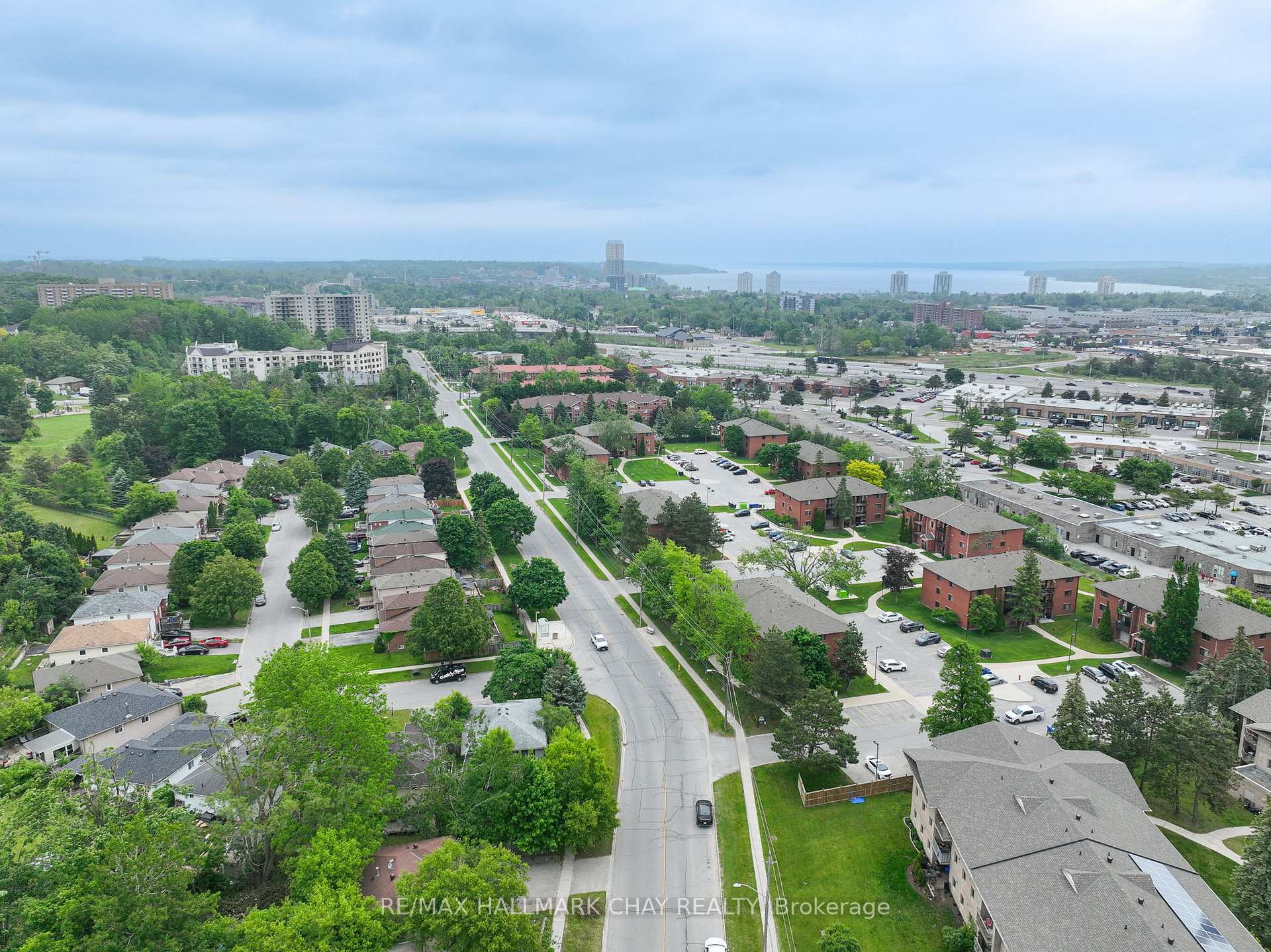 Photo 30 of 40 Engel Crescent, Barrie, Letitia Heights — HOMEH