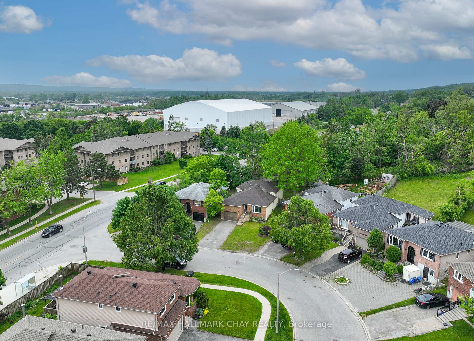 Photo 31 of 40 Engel Crescent, Barrie, Letitia Heights — HOMEH