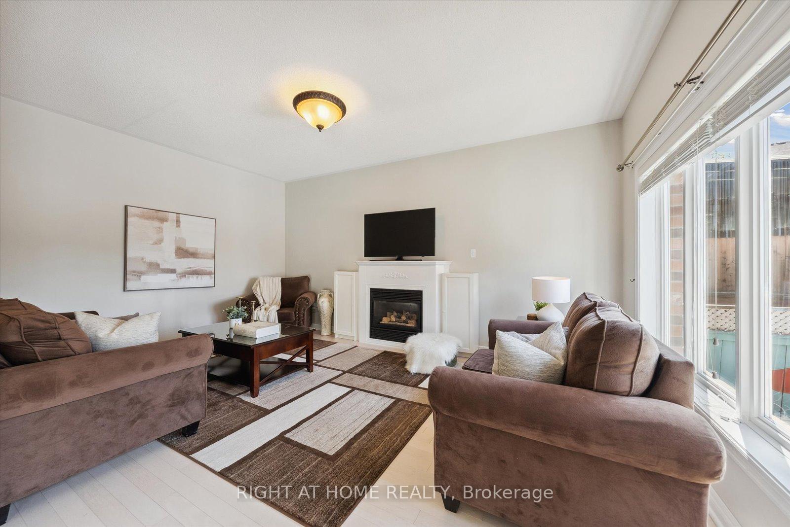 Photo 8 of 132 Hollandview Trail, Aurora, Bayview Wellington — HOMEH