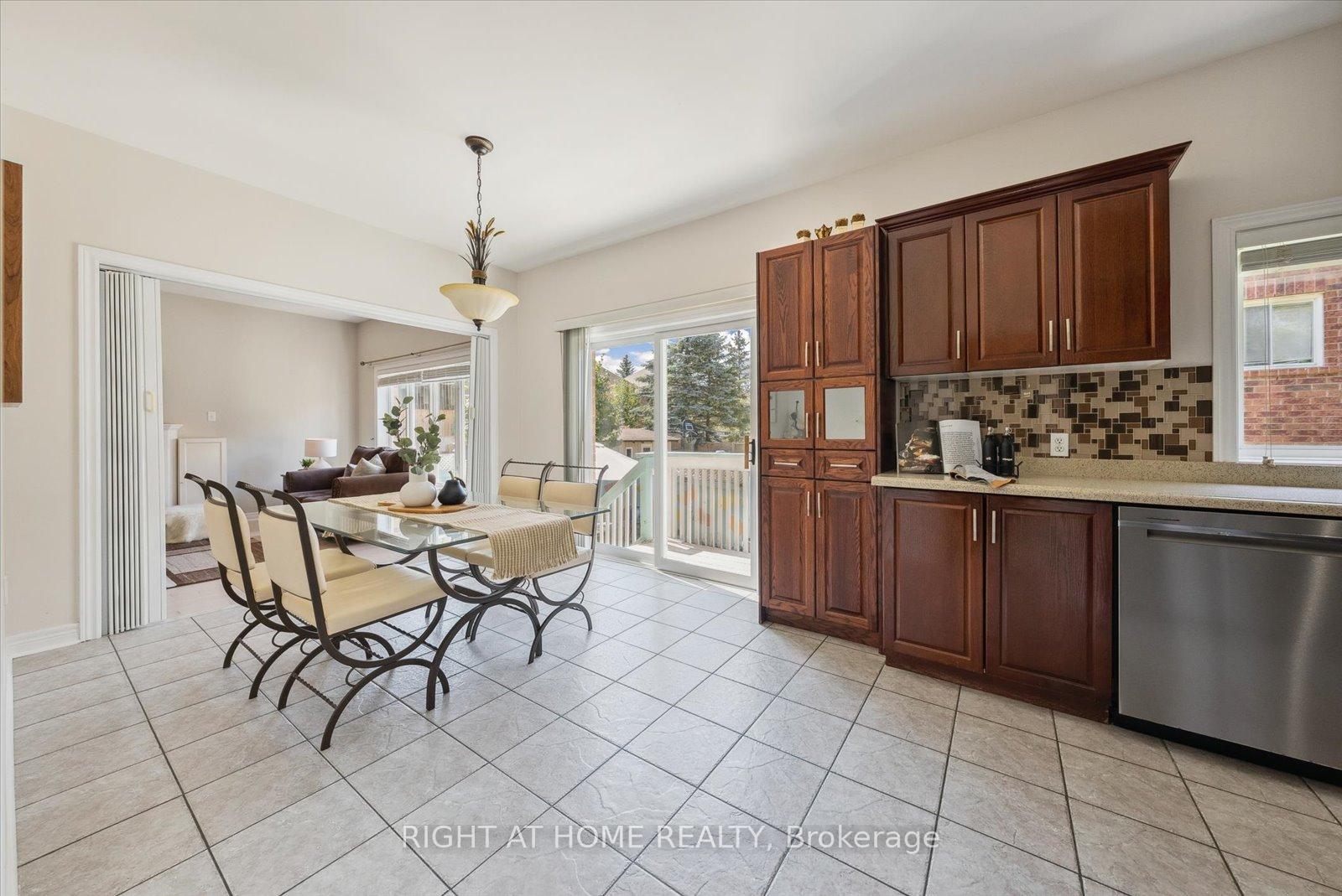 Photo 10 of 132 Hollandview Trail, Aurora, Bayview Wellington — HOMEH