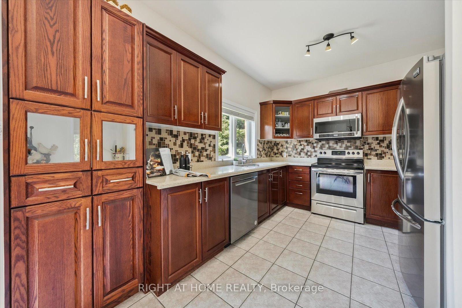 Photo 11 of 132 Hollandview Trail, Aurora, Bayview Wellington — HOMEH