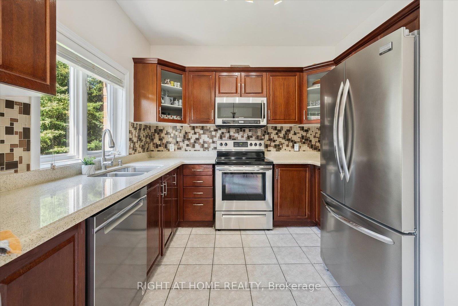 Photo 12 of 132 Hollandview Trail, Aurora, Bayview Wellington — HOMEH