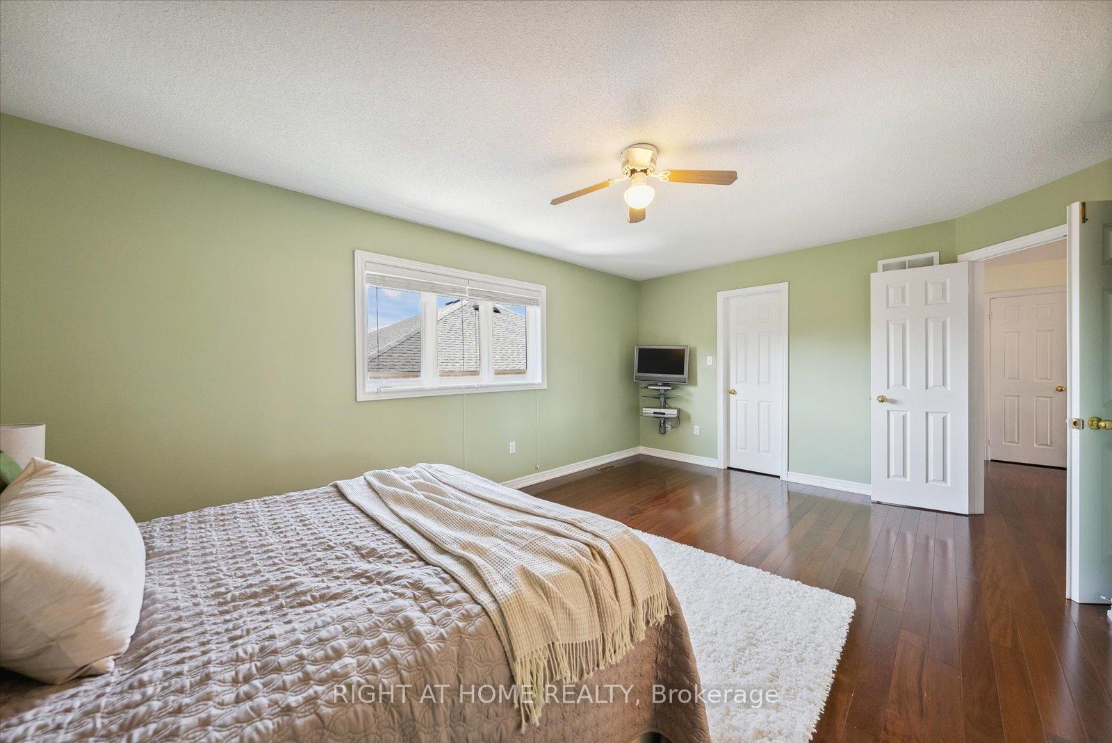 Photo 16 of 132 Hollandview Trail, Aurora, Bayview Wellington — HOMEH