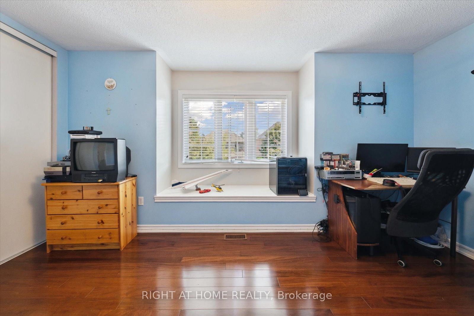Photo 23 of 132 Hollandview Trail, Aurora, Bayview Wellington — HOMEH