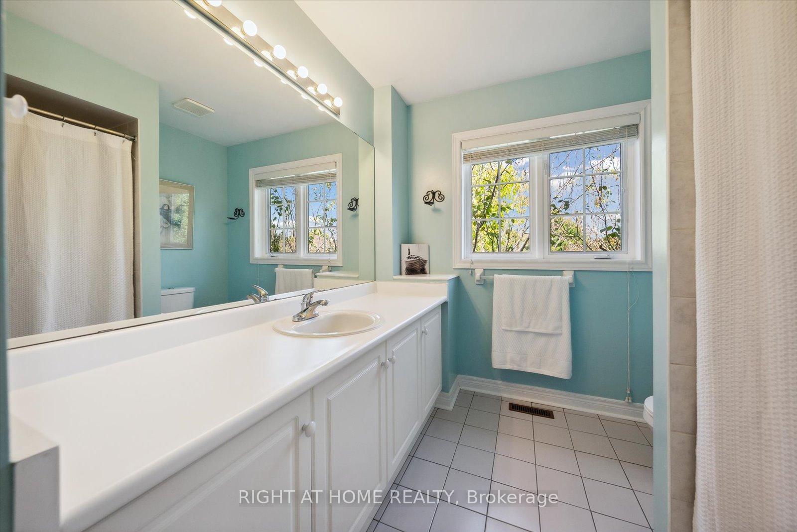Photo 24 of 132 Hollandview Trail, Aurora, Bayview Wellington — HOMEH