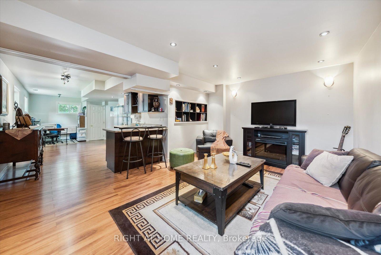 Photo 30 of 132 Hollandview Trail, Aurora, Bayview Wellington — HOMEH