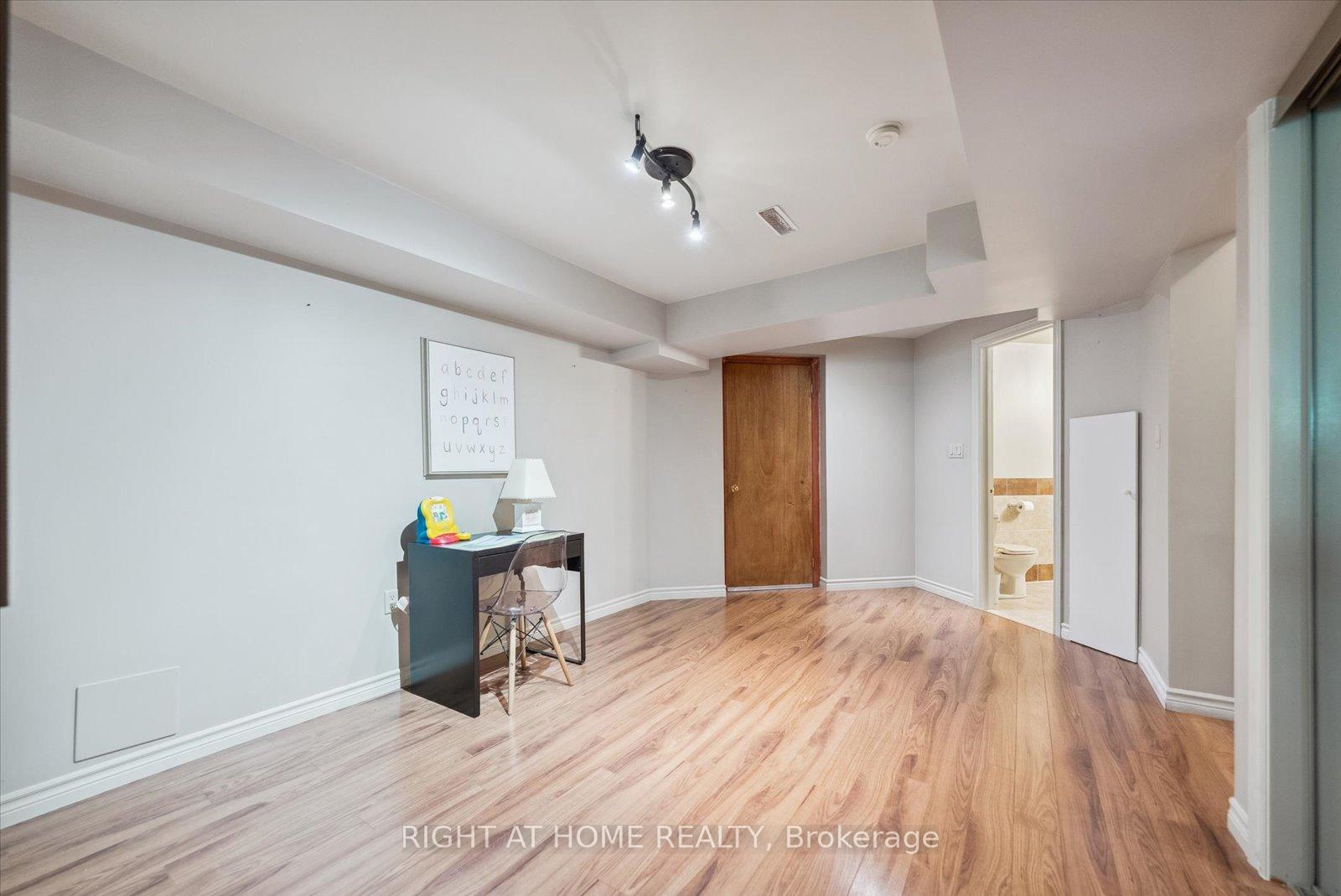 Photo 33 of 132 Hollandview Trail, Aurora, Bayview Wellington — HOMEH