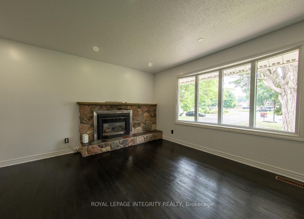 Photo 4 of 27 Roberta Crescent, Ottawa, Barrhaven - Pheasant Run — HOMEH