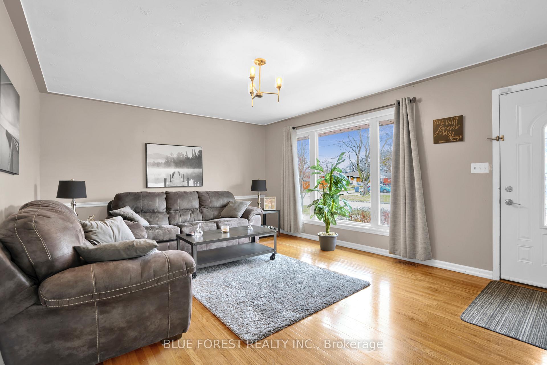 Photo 2 of 102 Semenyn Avenue, Chatham-Kent, Chatham — HOMEH