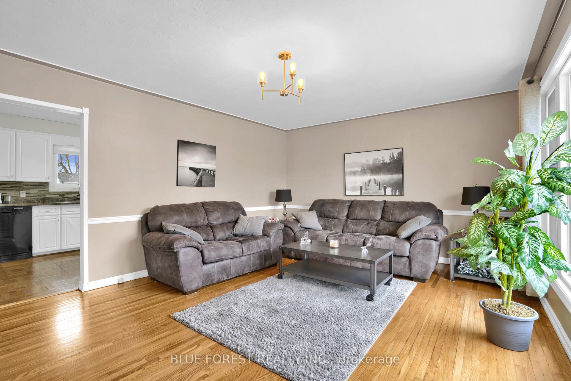 Photo 3 of 102 Semenyn Avenue, Chatham-Kent, Chatham — HOMEH