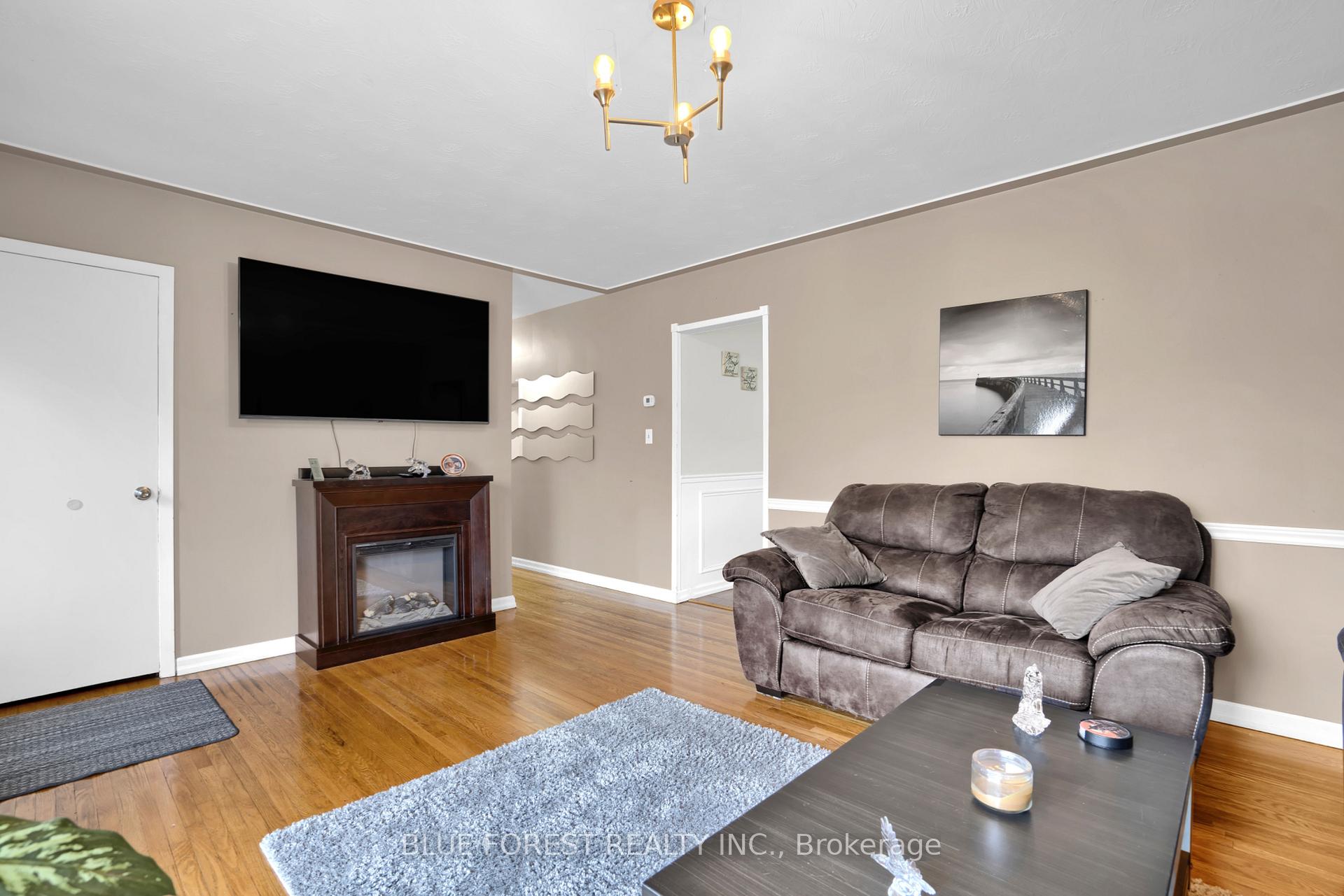 Photo 4 of 102 Semenyn Avenue, Chatham-Kent, Chatham — HOMEH