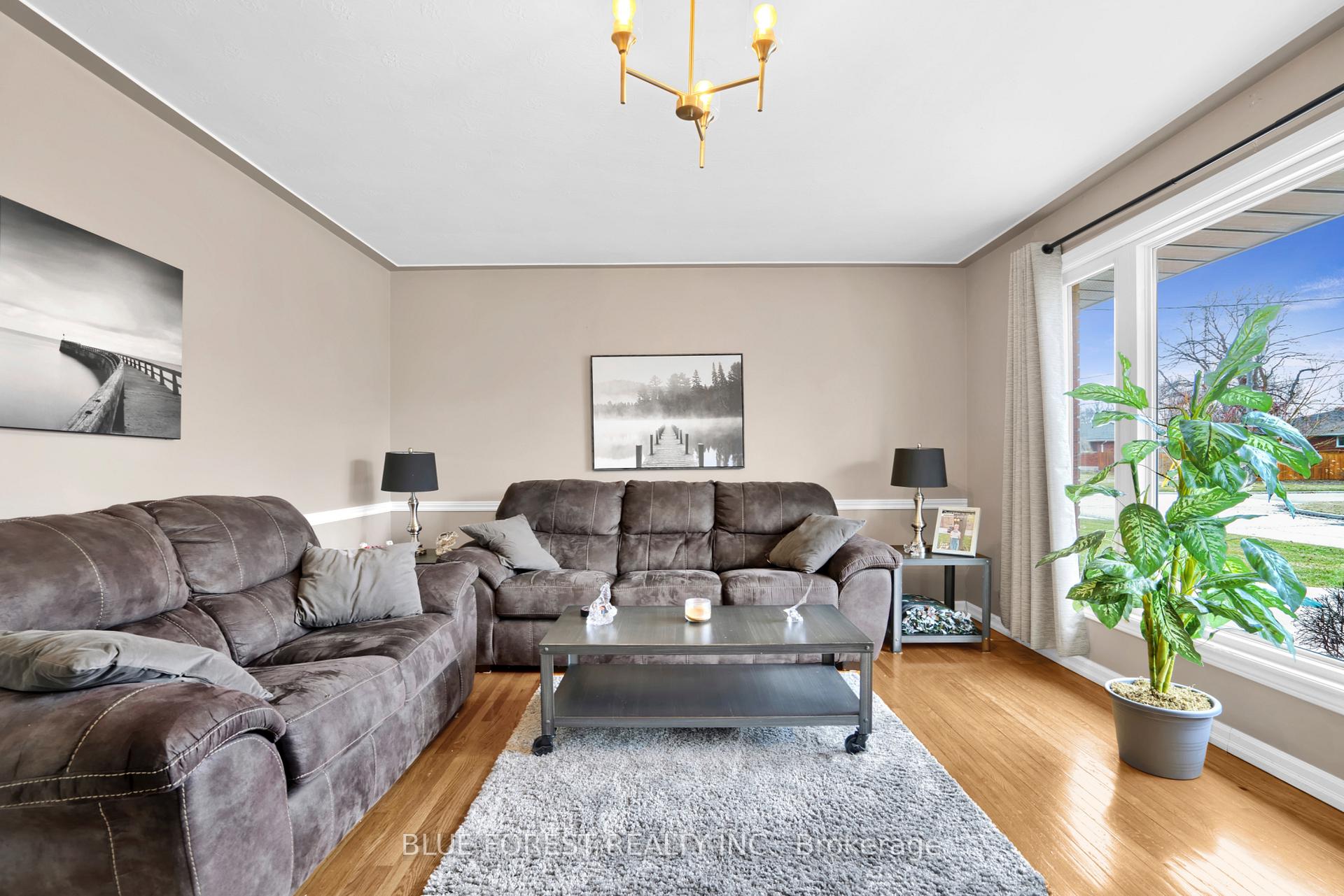Photo 5 of 102 Semenyn Avenue, Chatham-Kent, Chatham — HOMEH